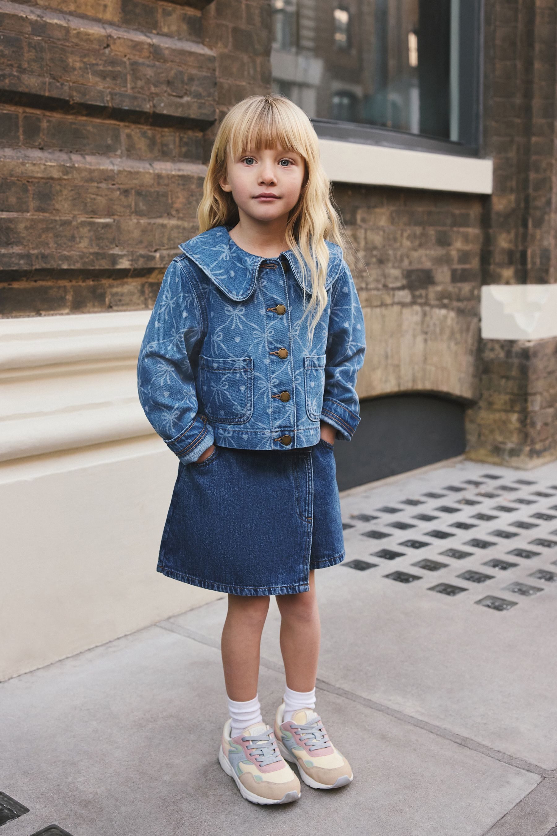 Kurzjacke Jacke mit Schleifen-Print