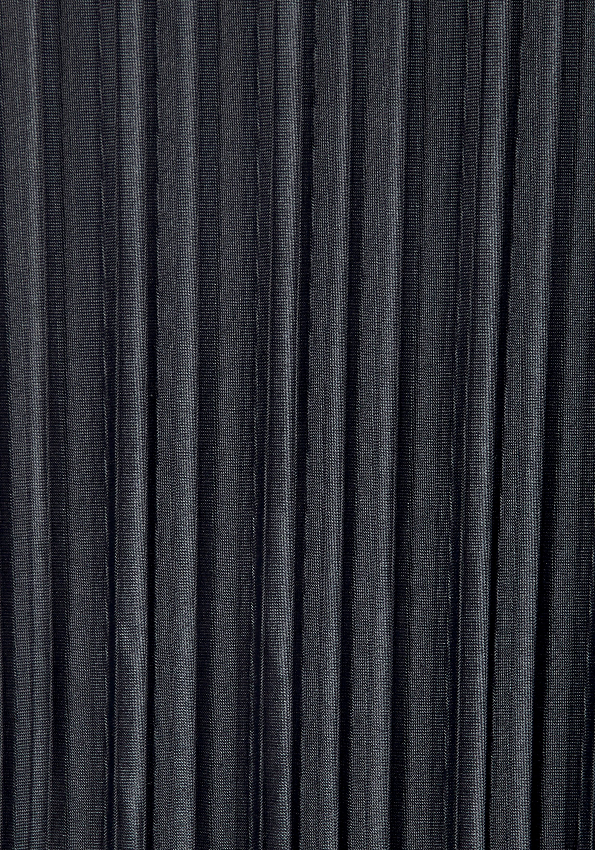 LASCANA Longtop aus schimmernder Ware mit Plisseefalten langes Plisseetop, figurumspielendes Partytop, Top mit Seitenschlitzen – Bild 5 von 5
