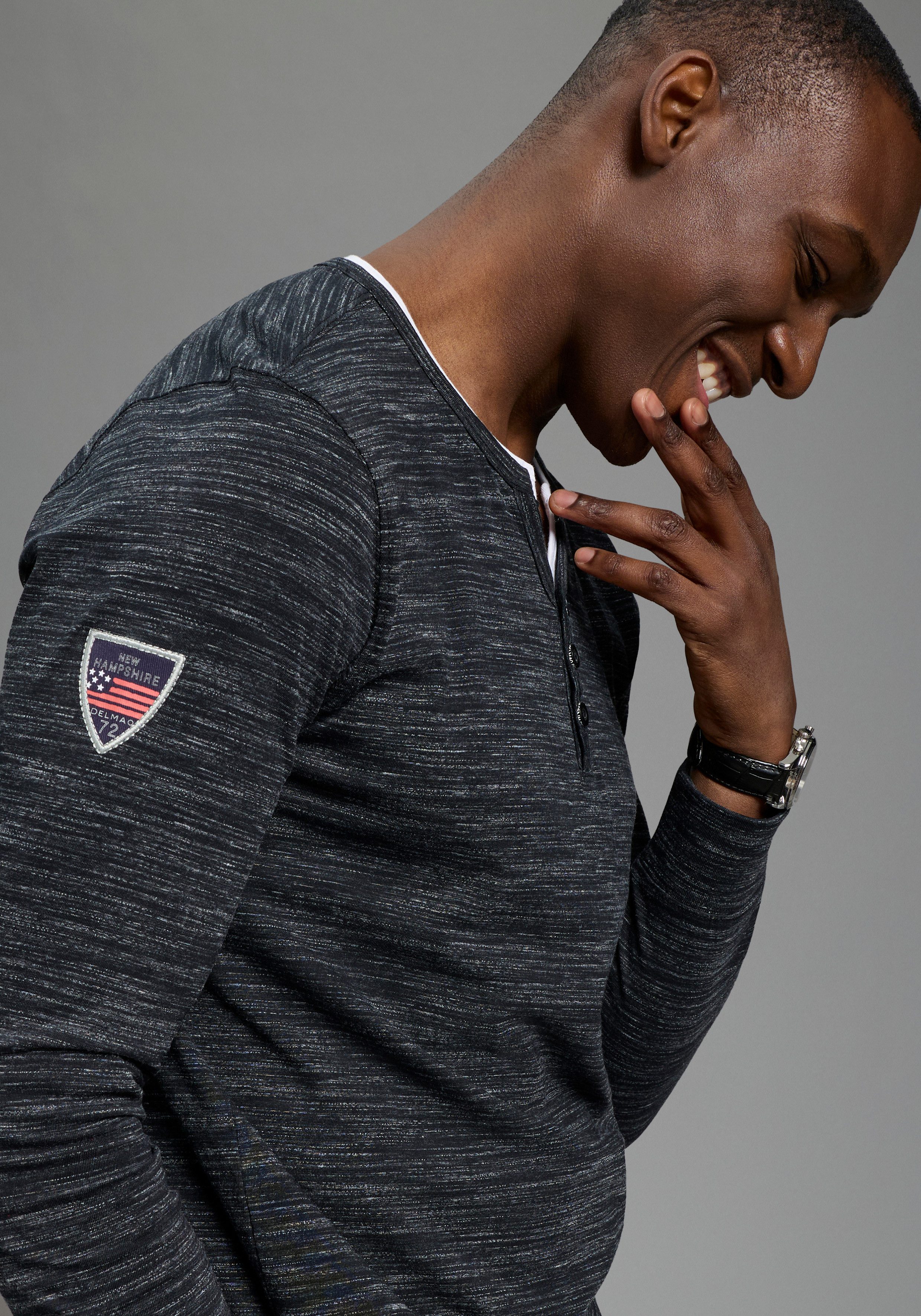 DELMAO Henleyshirt Langarm, melierte Optik, Henleykragen, aus Baumwollmischung. € 22,99, (€ 22,99 pro 1 Stk).