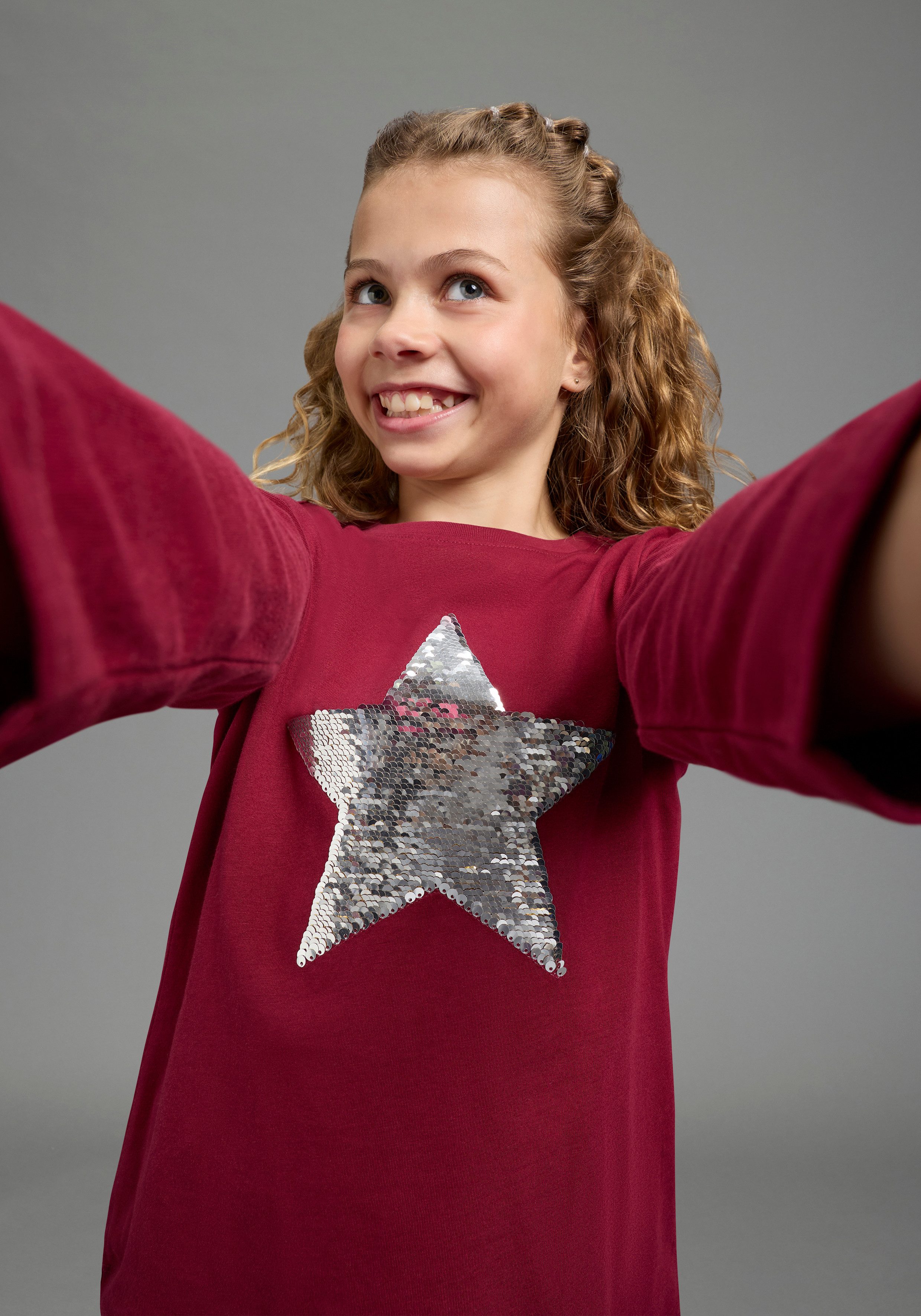 KIDSWORLD Langarmshirt STERN Langarm, taillierter Schnitt, mit glitzernden Pailletten