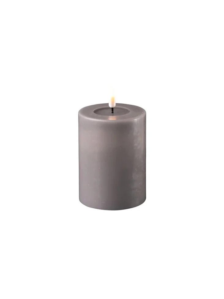 Deluxe Homeart LED-Kerze LED Stumpenkerze grau 10 cm von Deluxe Homeart - Kerzen/Candles