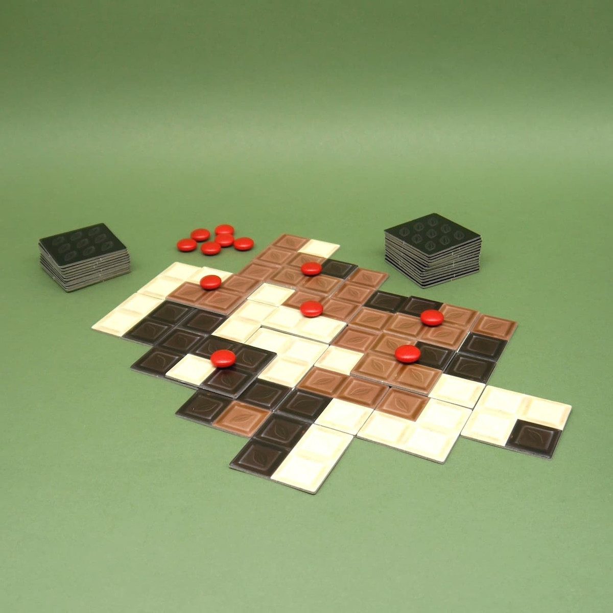 Helvetiq Spiel SCHOKOLY - Das Schokoladenspiel, süß und fies, Legespiel, Autorenspiel