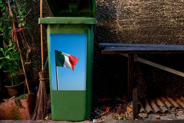 MuchoWow Wandsticker Italienische Flagge vor einem hellblauen Himmel (1 St), Mülleimer-aufkleber, Mülltonne, Sticker, Container, Abfalbehälter