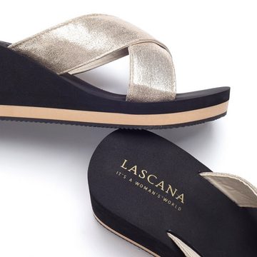 LASCANA Badepantolette Sandale, Pantolette, Badeschuh mit Keilabsatz und Metallic-Optik VEGAN