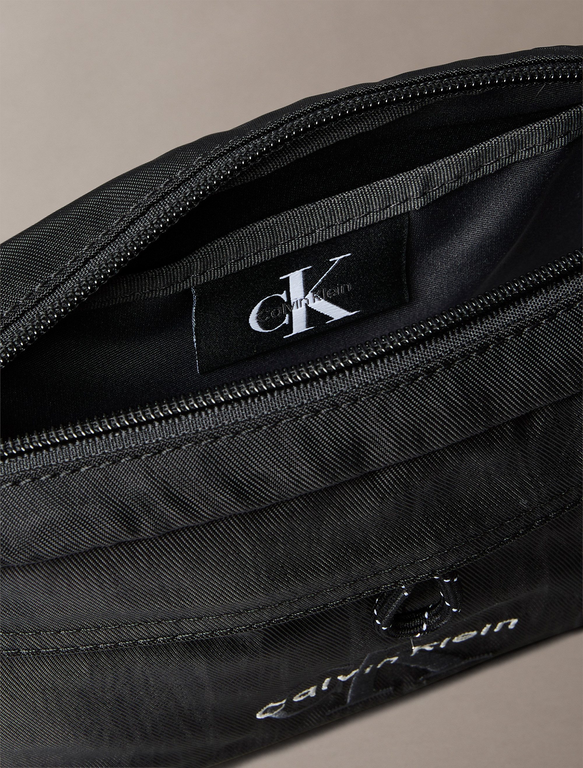 Calvin Klein Kameratasche BOLD CAMERA BAG, Herren-Schultertasche, Umhängetasche mit CK-Logo