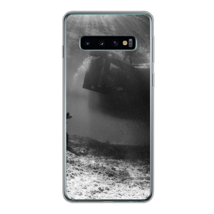 MuchoWow Handyhülle Ein Taucher schaut nach oben zu einem U-Boot Phone Case Handyhülle Samsung Galaxy S10 Silikon Schutzhülle