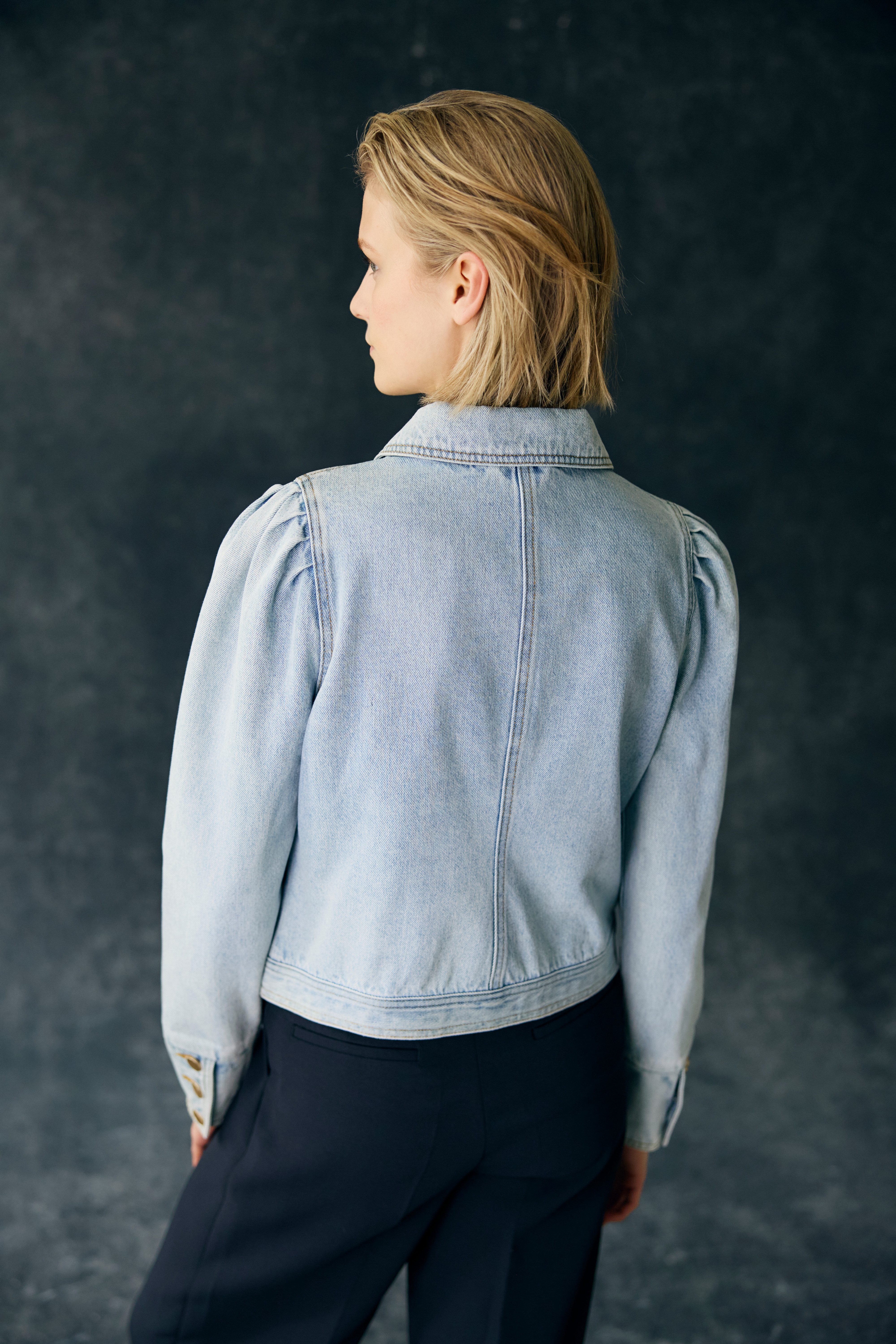 Vivance by Lascana Jeansjacke mit Puffärmeln und goldfarbenen Knöpfen Übergangsjacke, Sommerjacke aus Denim – Bild 3 von 5