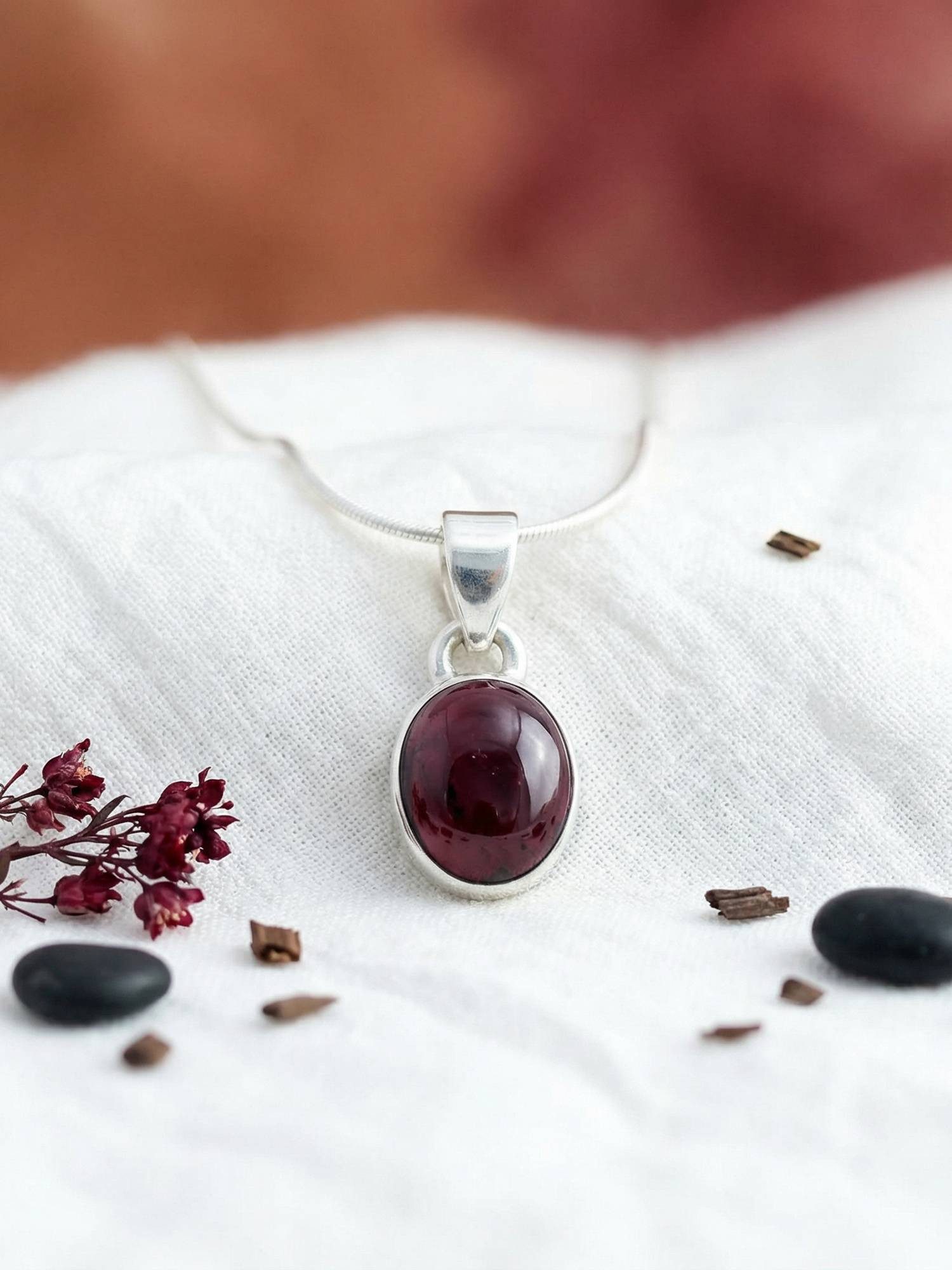 mantraroma Kette mit Anhänger SAMA oval aus 925 Silber mit Granat (Kettenanhänger uns Kette), 925 Sterling Silber Ketten mit Kettenanhänger für Damen