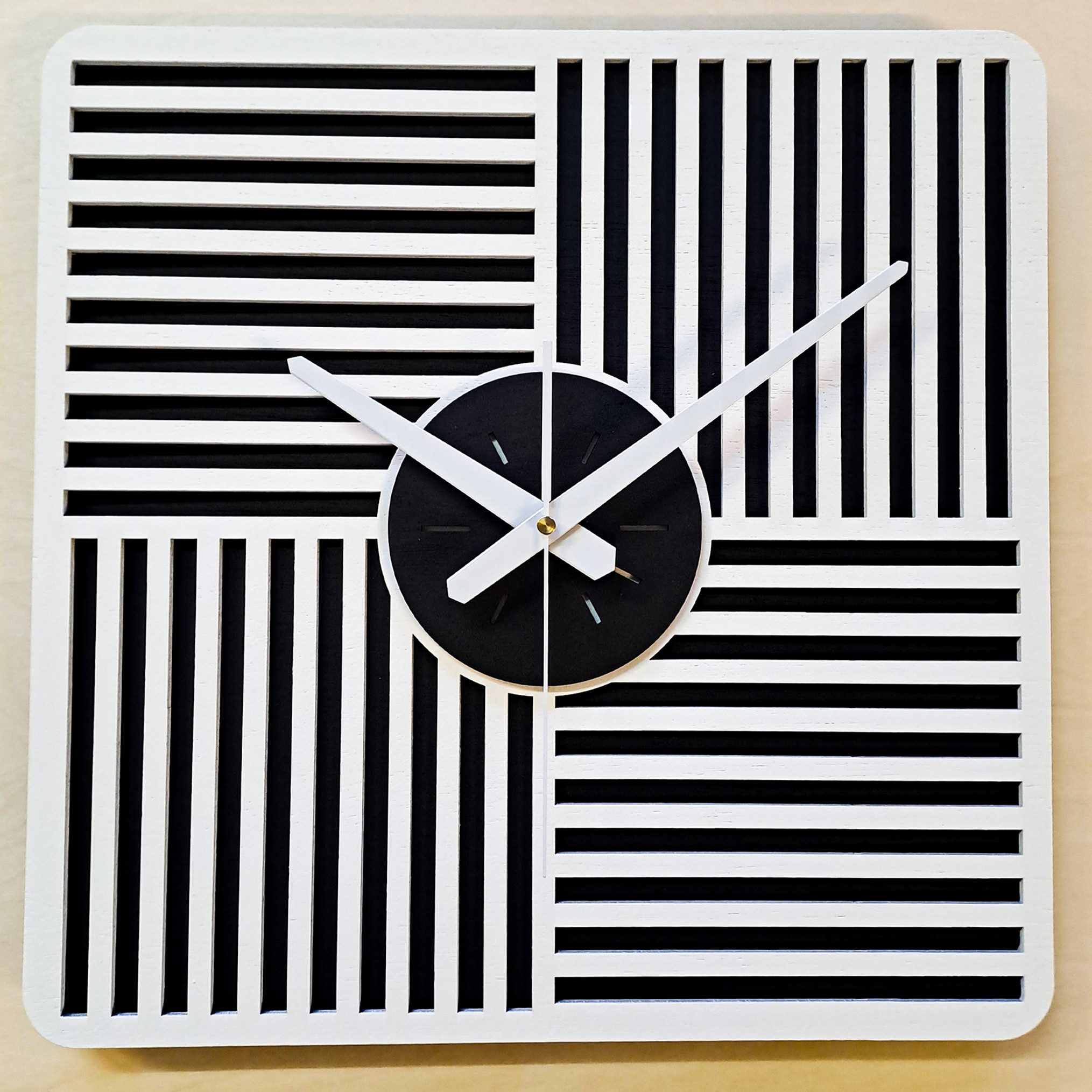 ORNAMENTI Wanduhr Groß,moderne Wanduhr,geometrisch, Lamellen, quadratisch, holz (Handmade, hingucker, minimalistisch Wanduhr, 3 Grossen, ohne Ticken)