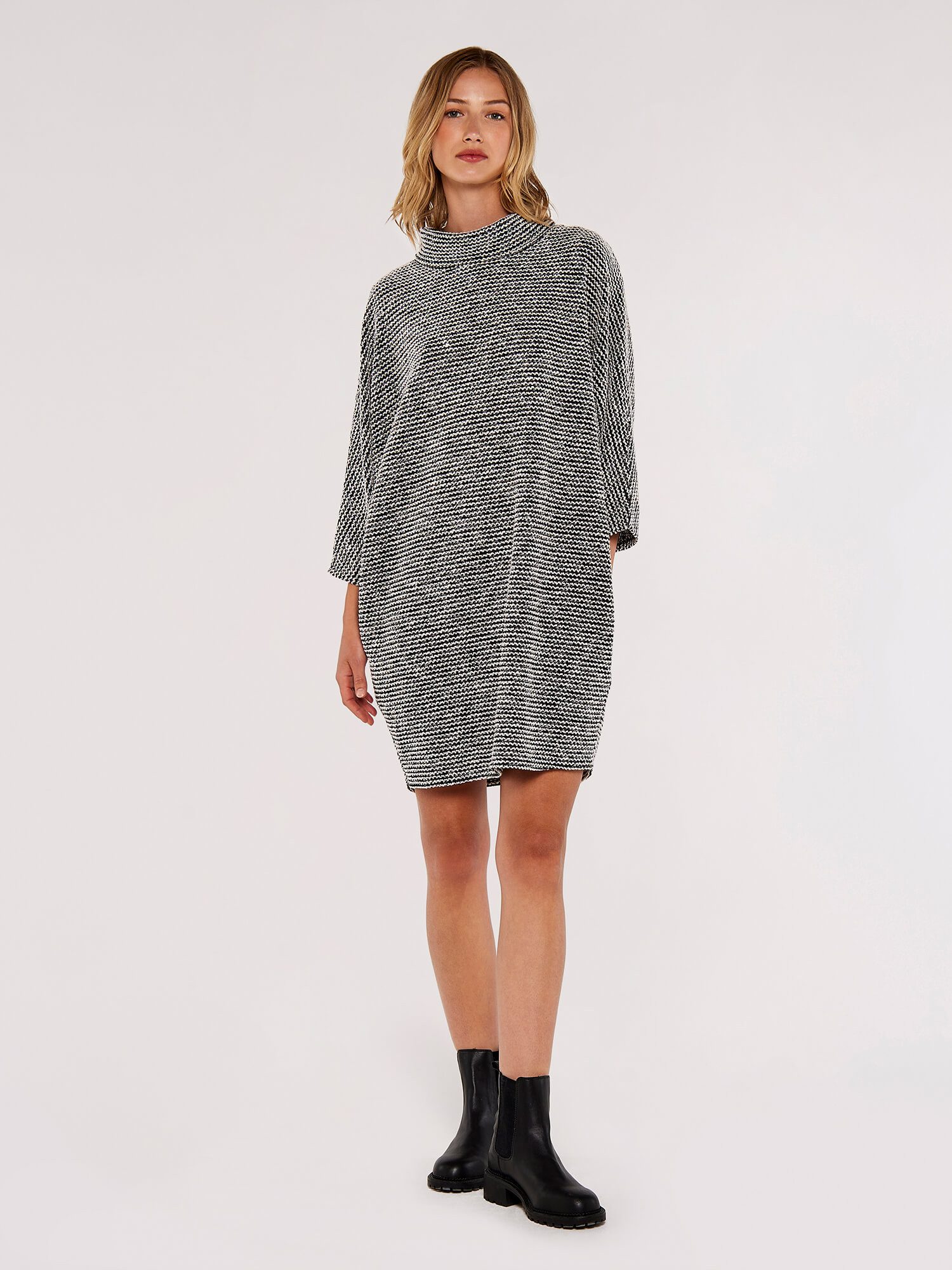 Apricot Strickkleid Boucle Cocoon Dress mit Mock Neck