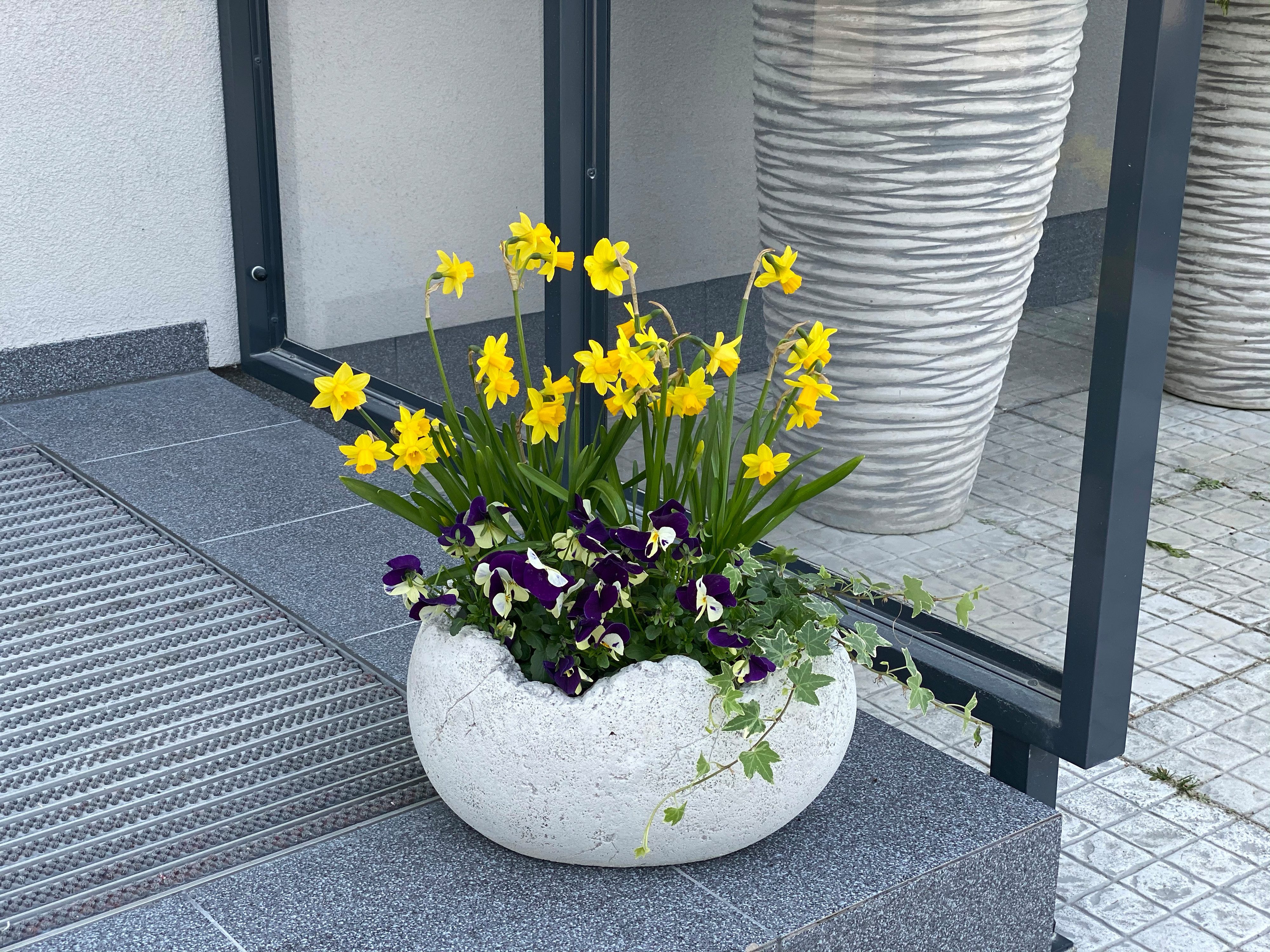 gartendekoparadies.de Pflanzschale Ostern - Blumenschale, Eierschale, Pflanzgefäß, H. 20 cm, 34 x 27 cm, Frostsicher