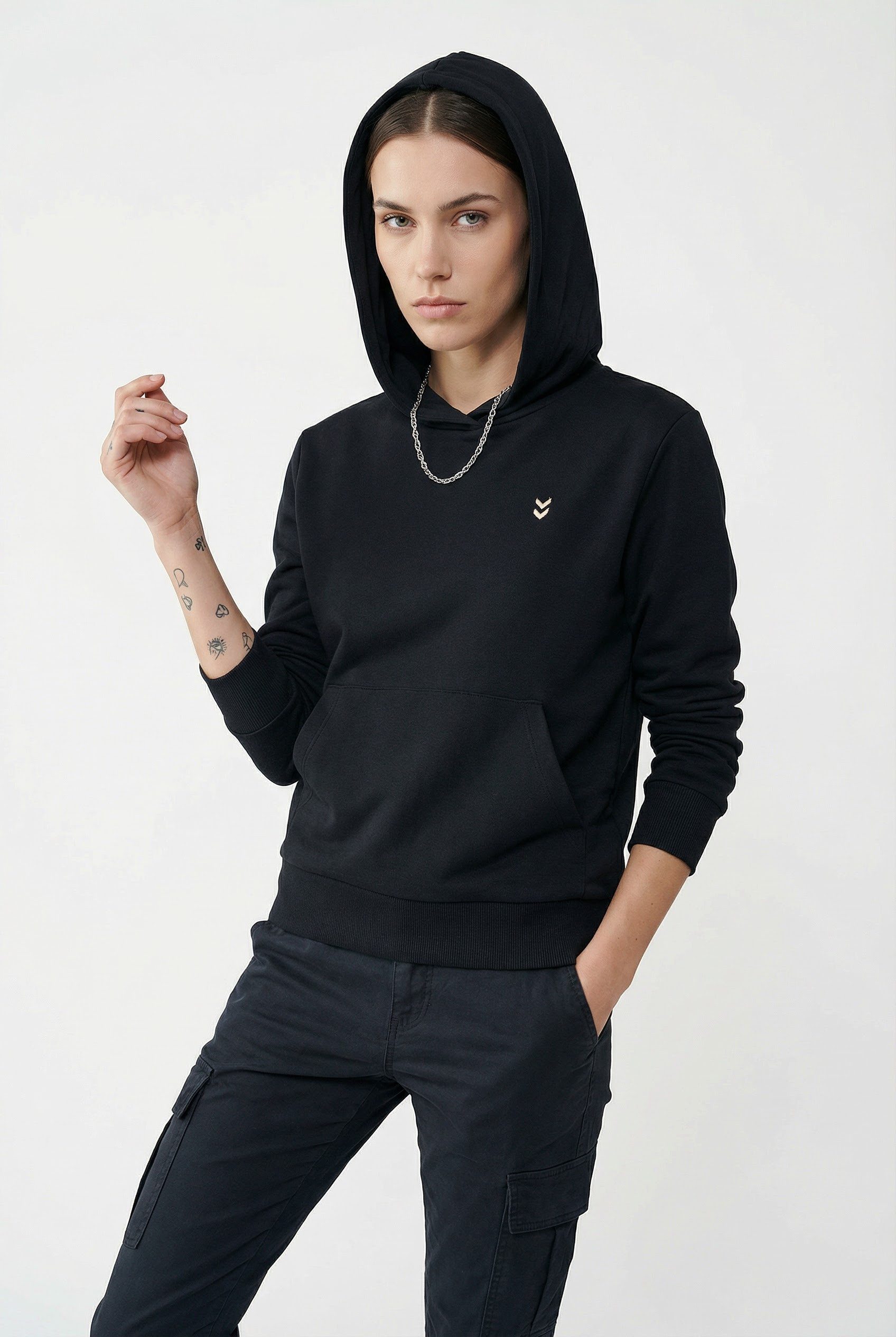 hummel Kapuzensweatshirt HMLPULSE W SWEAT HOODIE mit gesticktem Chevron-Logo, aus weichem Sweatstoff, normale Passform