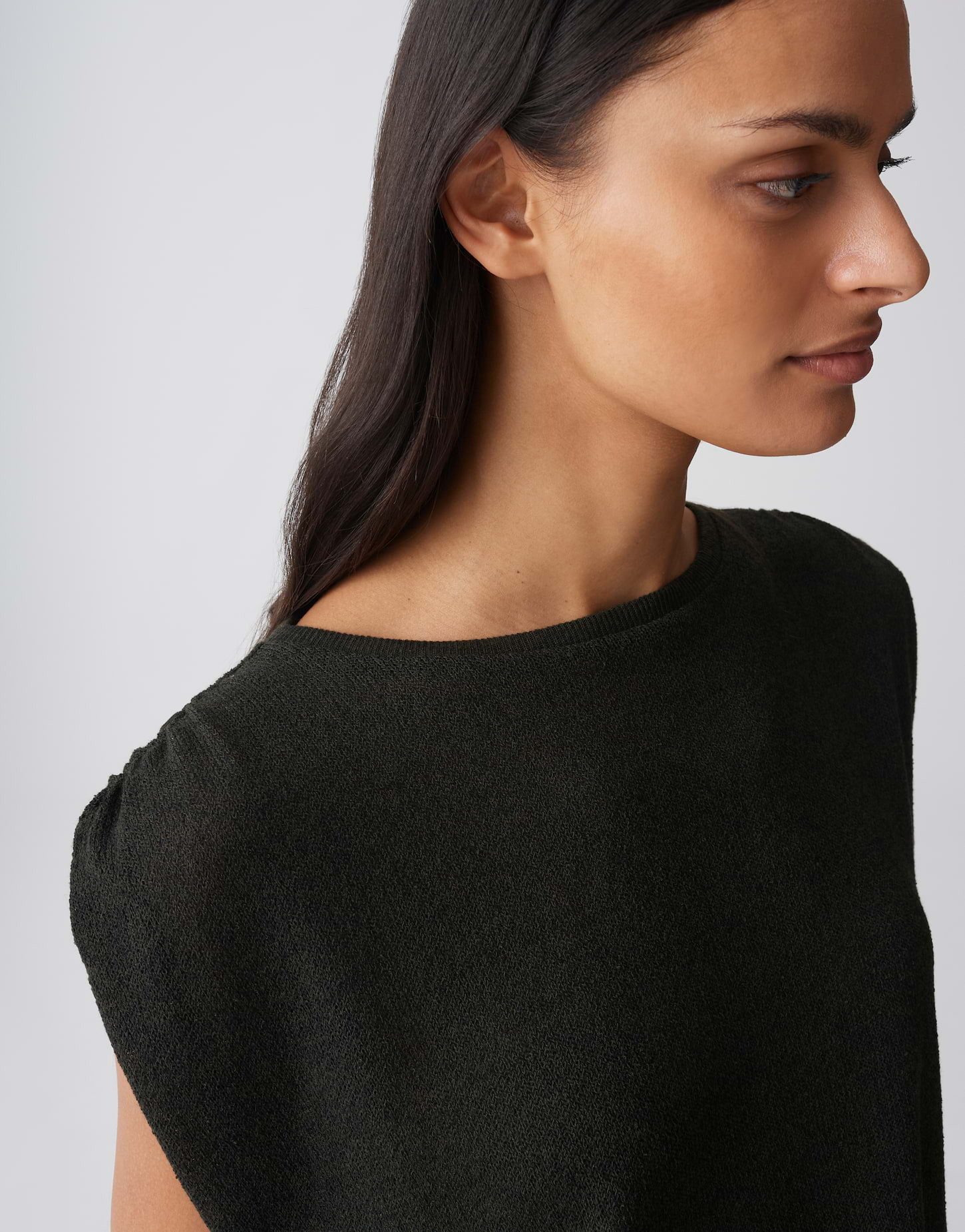 OPUS Kurzarmshirt Sagom aus weichem Jersey mit Strickoptik Zarte Falten geben dem Look eine lockere Leichtigkeit – Bild 4 von 5