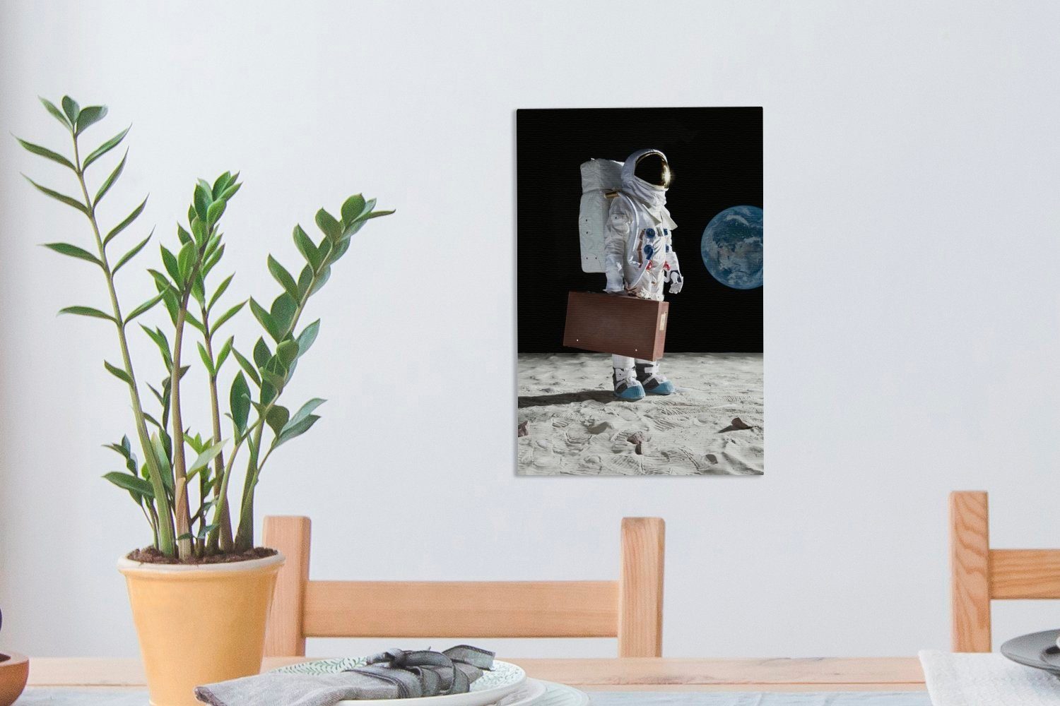 20x30 Koffer Gemälde, fertig Zackenaufhänger, - Astronaut Leinwandbild St), cm Mond, inkl. OneMillionCanvasses® Leinwandbild bespannt (1 -