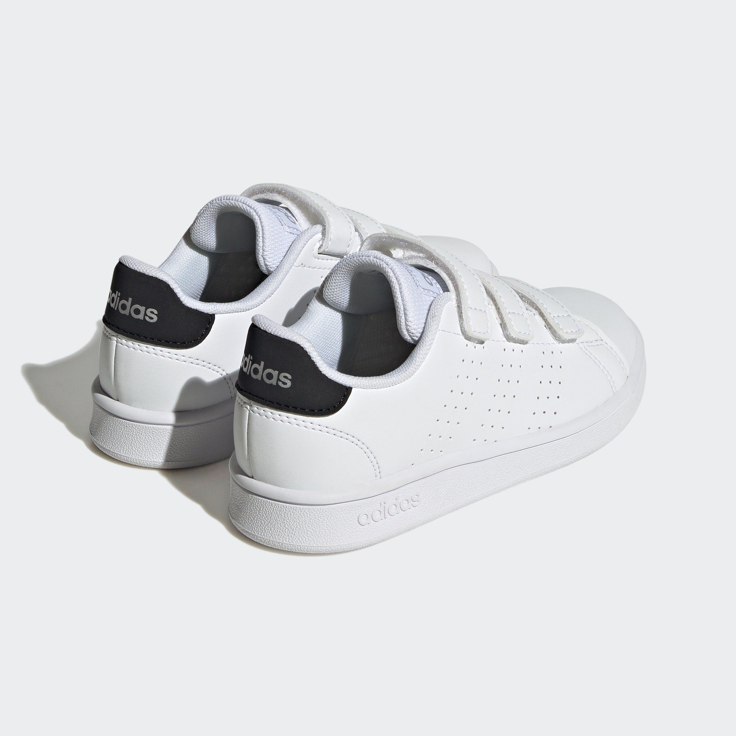 den Stan Cloud Smith COURT adidas White ADVANTAGE Metallic / Sneaker LIFESTYLE HOOK-AND-LOOP Spuren adidas Black auf Design Sportswear / Silver des Core