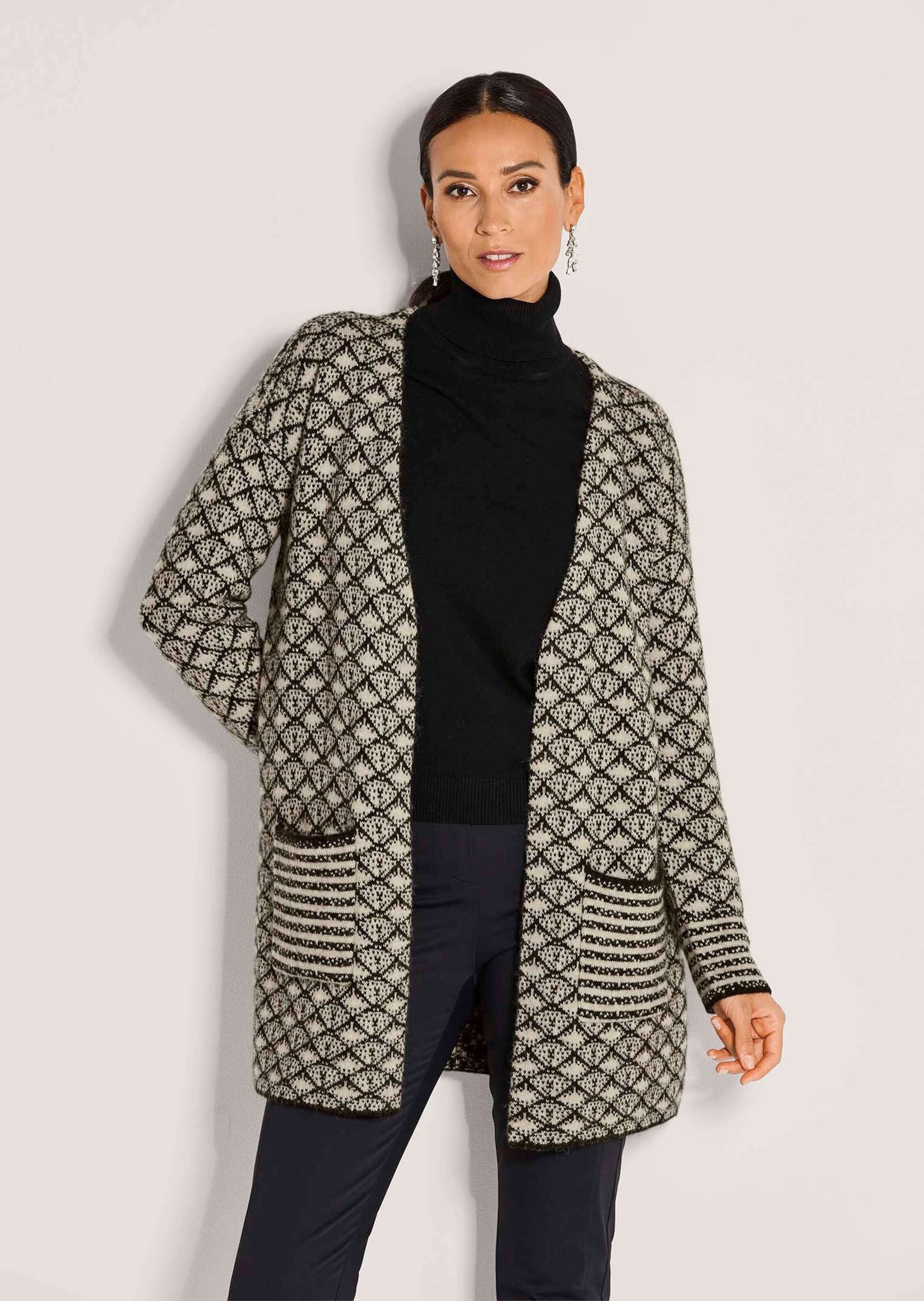 MADELEINE Strickjacke Herbstcardigan mit grafischem Muster Kragenlose Longjacke mit aufgesetzten Taschen und Langarm