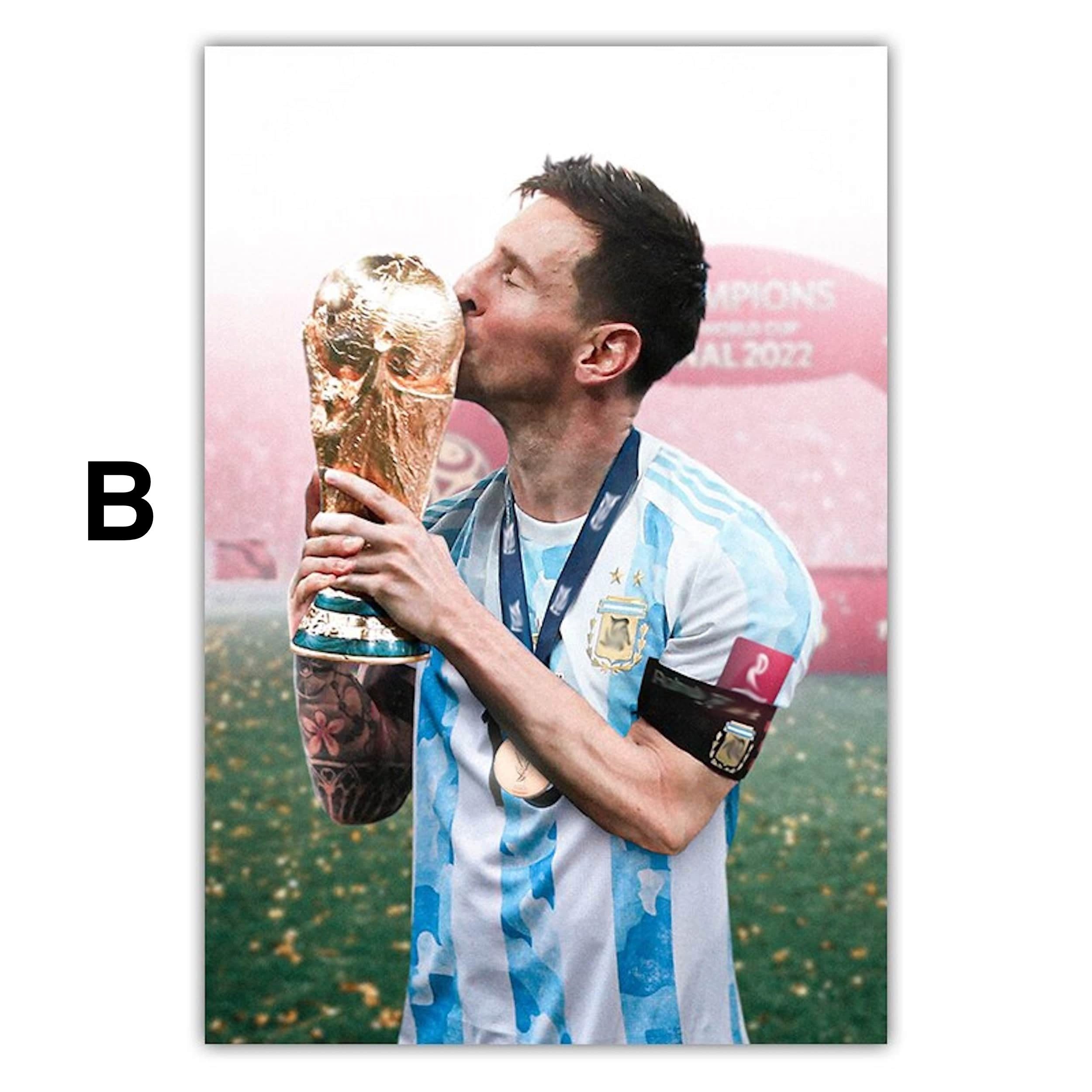JUSTGOODMOOD Poster Fußball Messi mit Sieger Pokal Weltmeisterschaft 2022 in Qatar mit Arg, A (1 St) – Bild 4 von 4