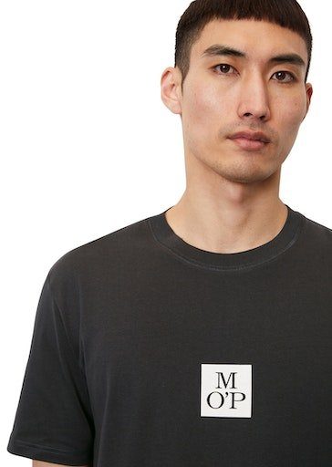 Marc O'Polo T-Shirt T-Shirt neckline, kontrastfarbenem details, hem flatlock straight black Logo mit ribbed with print