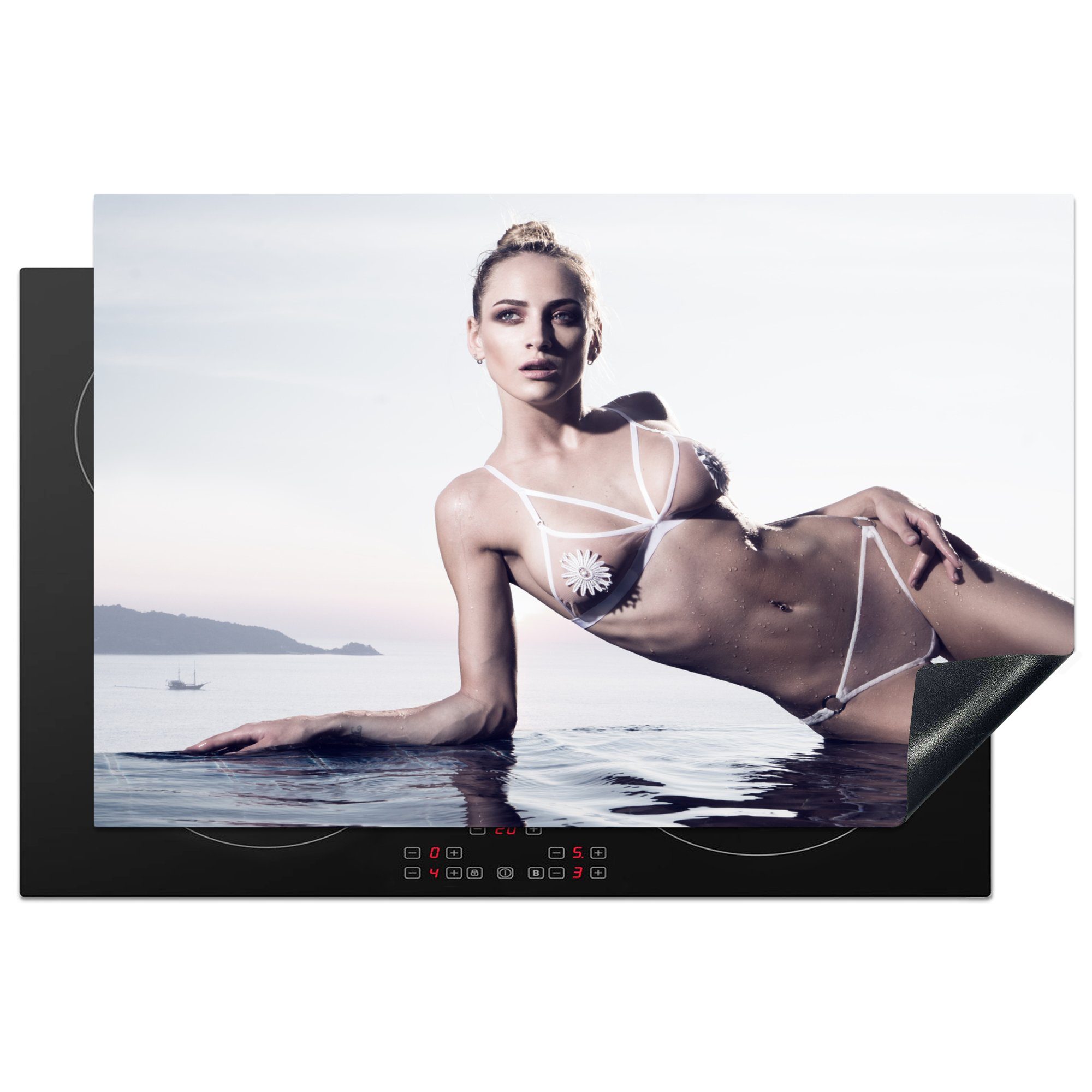 MuchoWow Herdblende-/Abdeckplatte Eine blonde Frau im Bikini, Vinyl, (1 tlg), 81x52 cm, Induktionskochfeld Schutz für die küche, Ceranfeldabdeckung