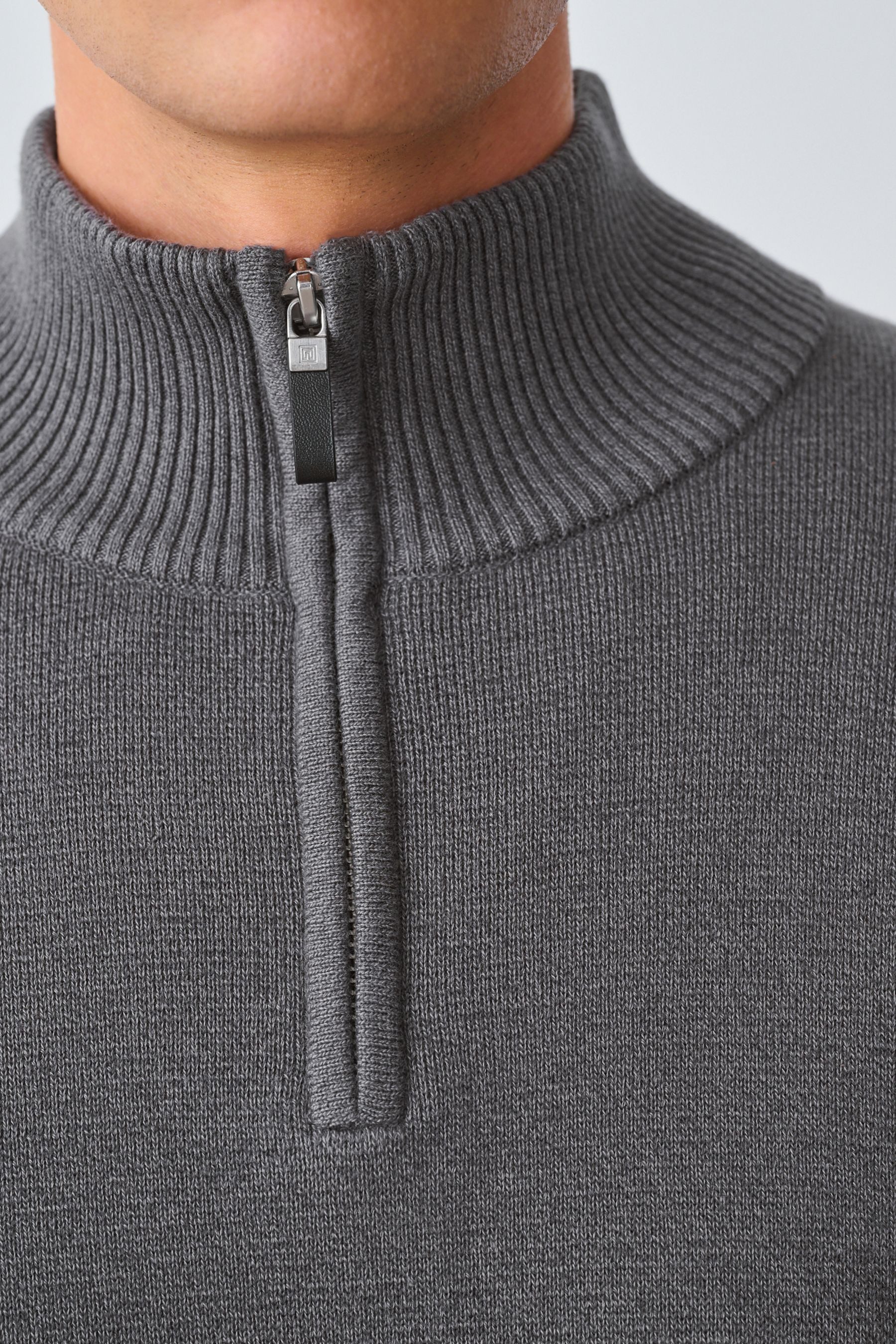 Next Strickpullover Regular Fit Premium Troyer mit Hirschlogo (1-tlg)