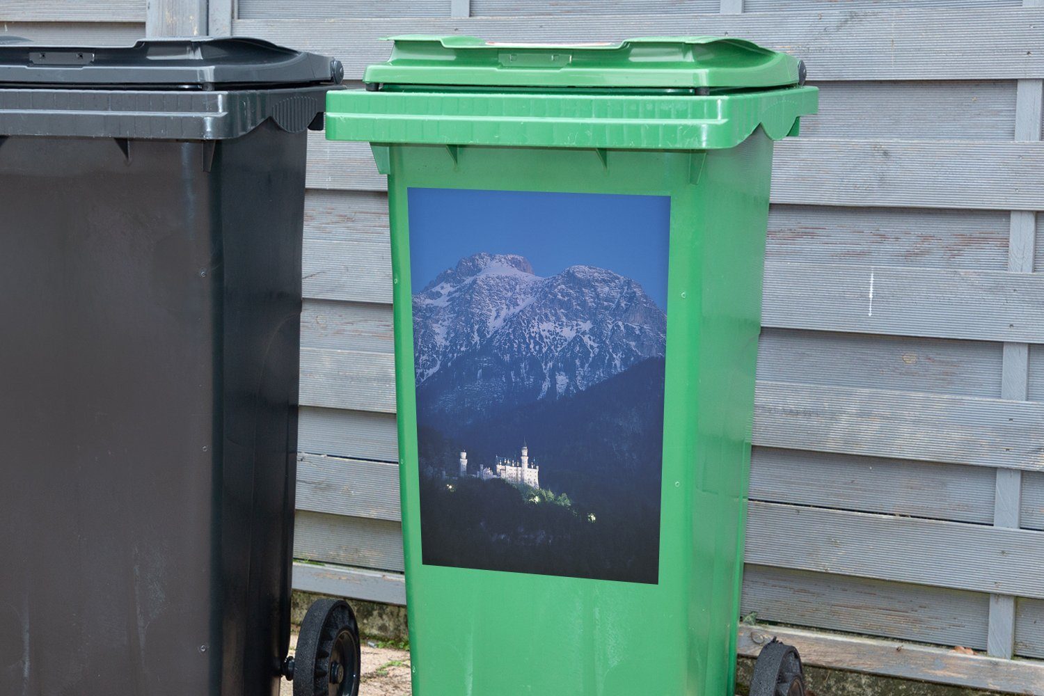 Mülleimer-aufkleber, in Mülltonne, Wandsticker Neuschwanstein mit Container, Deutschland St), (1 Abfalbehälter Schloss MuchoWow Sticker, verschneiten Gipfeln