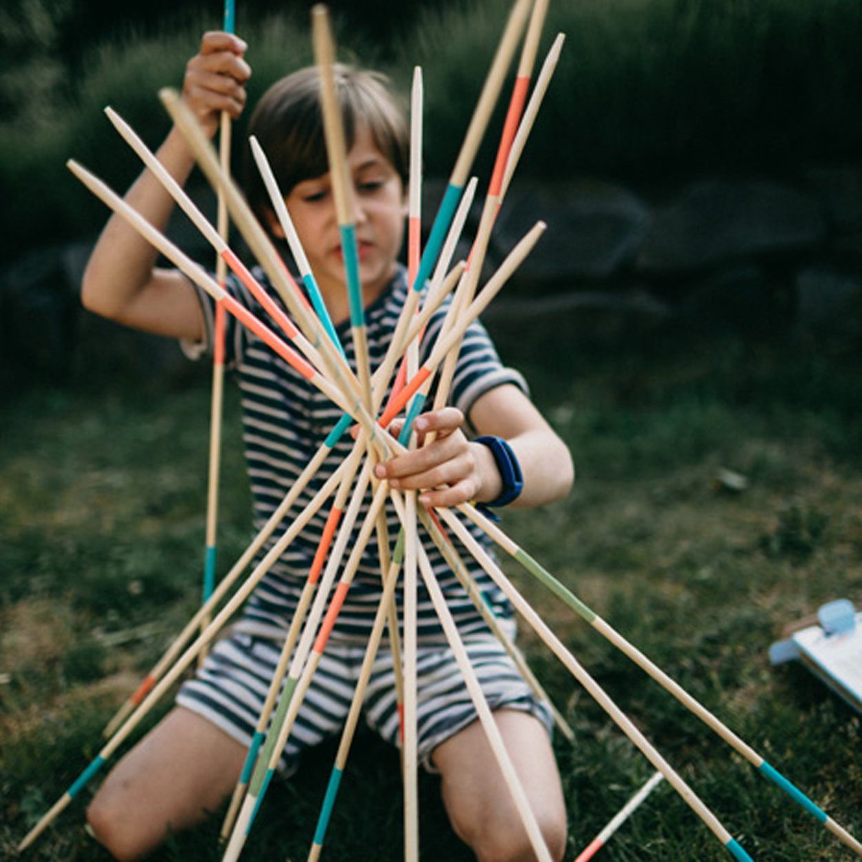 Small Foot Stapelspielzeug Riesen Mikado XXL Active, (packung, 31-tlg), 90 cm lange Holzstäbe mit unterschiedlichen Farbkennungen