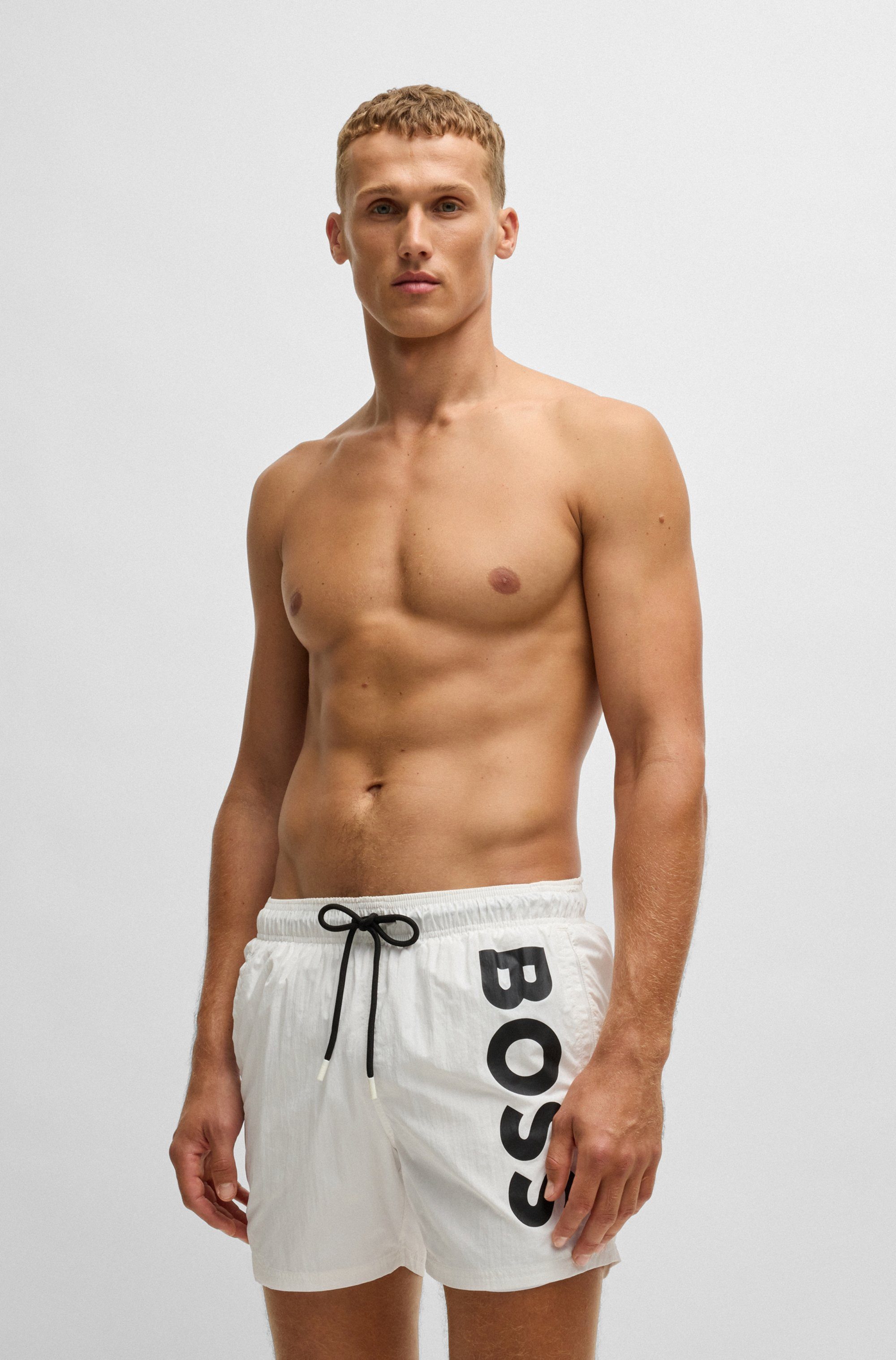 BOSS Badeshorts Octopus mit kontrastfarbenem BOSS Logo-Schriftzug auf dem Bein