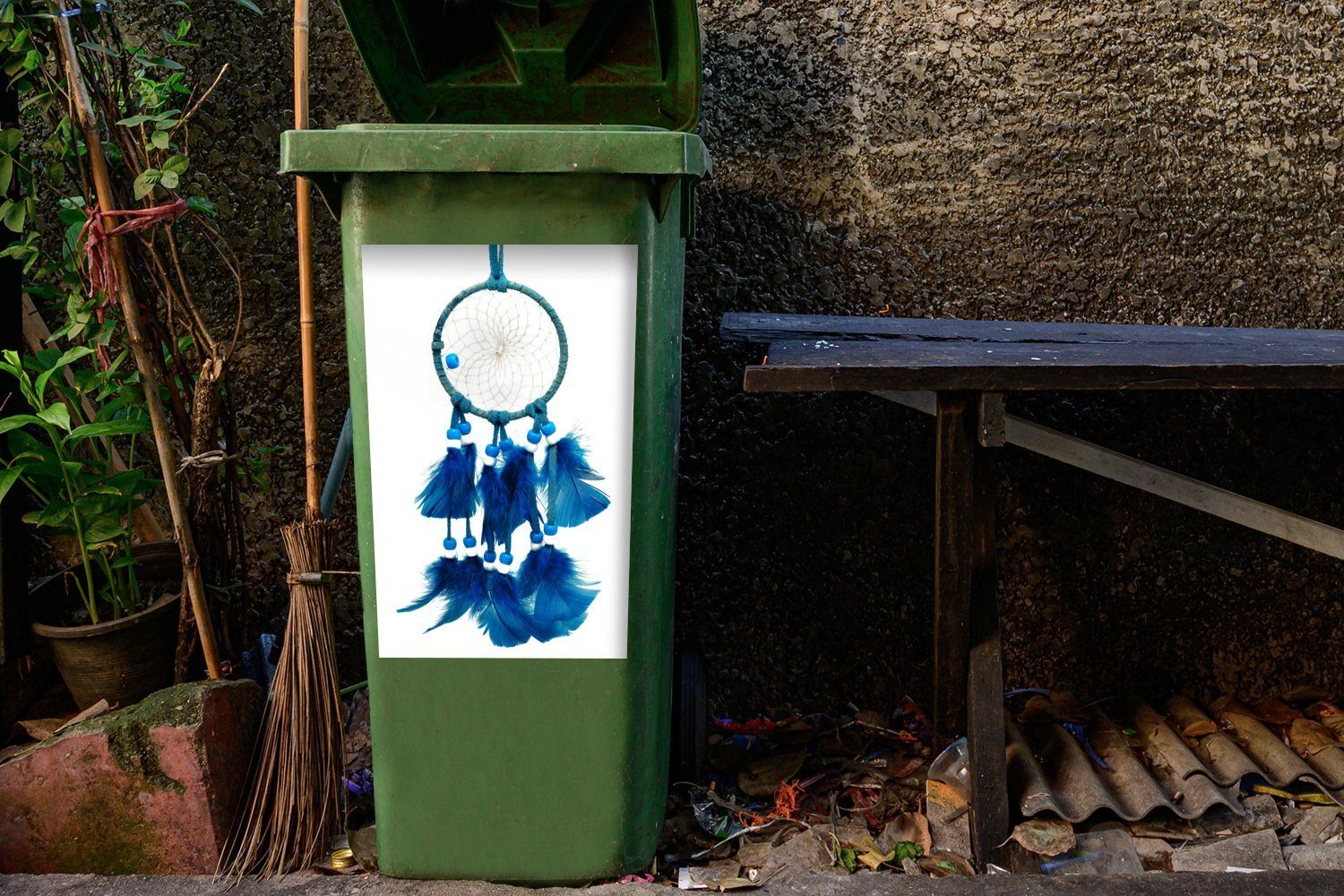 MuchoWow Wandsticker Ein blauer Traumfänger Mülltonne, vor Mülleimer-aufkleber, Hintergrund weißen einem Sticker, St), Container, Abfalbehälter (1