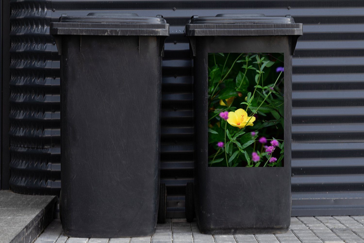 Container, St), zwischen MuchoWow den Sticker, Grünpflanzen Blüte Abfalbehälter Wandsticker Mülltonne, Teunis Mülleimer-aufkleber, (1