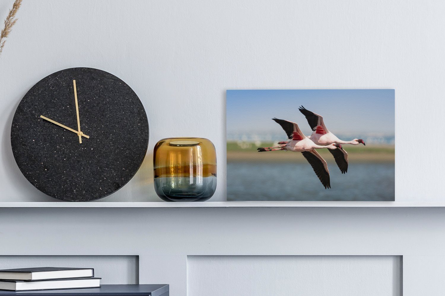 OneMillionCanvasses® Leinwandbild Zwei Flamingos fliegen 30x20 St), cm Leinwandbilder, Aufhängefertig, im Wanddeko, (1 Wandbild Gleichtakt