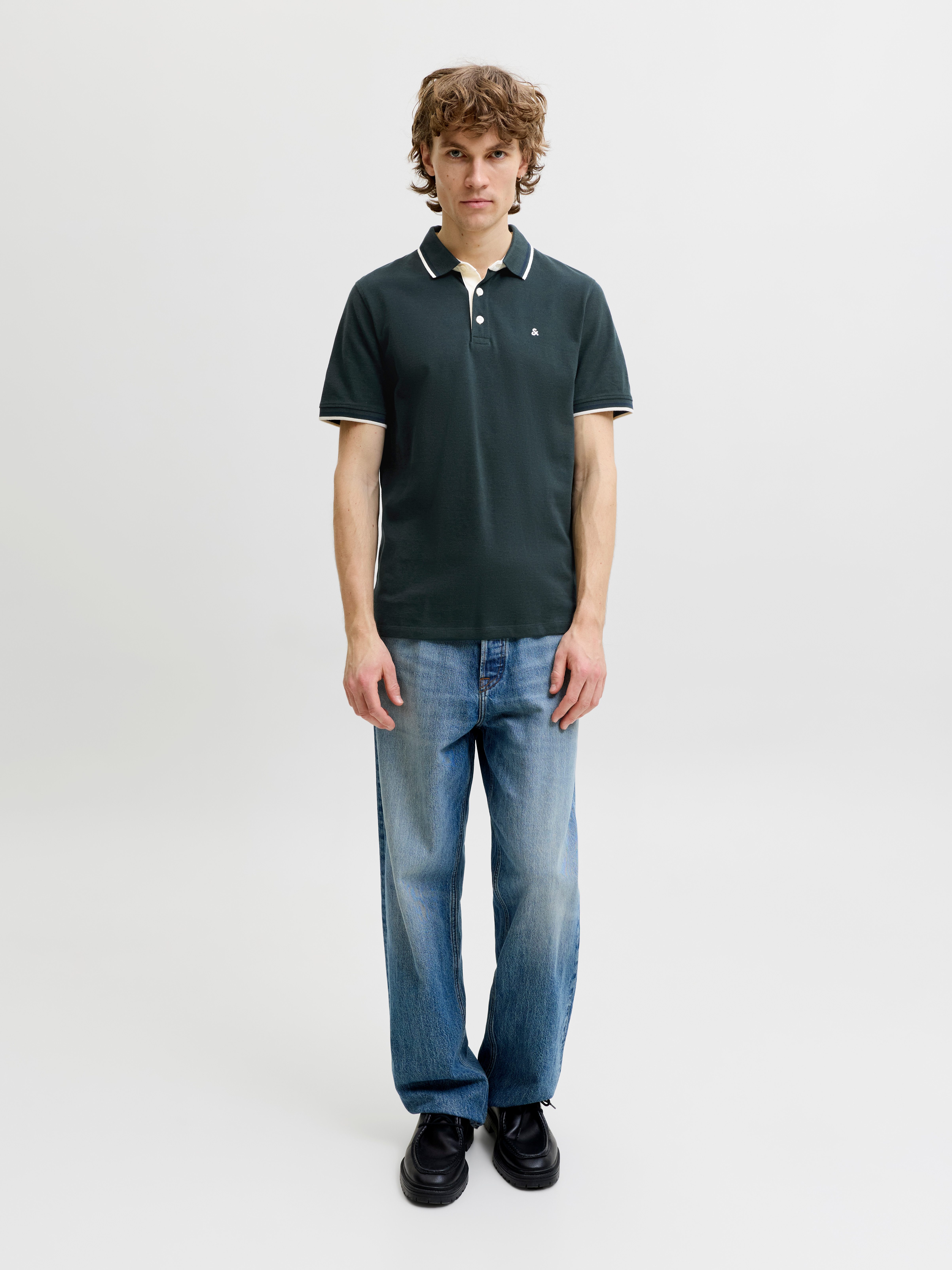 Jack & Jones Poloshirt JJEPAULOS Poloshirt mit klassischem Kragen und figurbetonter Form Logostickerei, modisch, schmal, Baumwolle, Polokragen – Bild 5 von 5