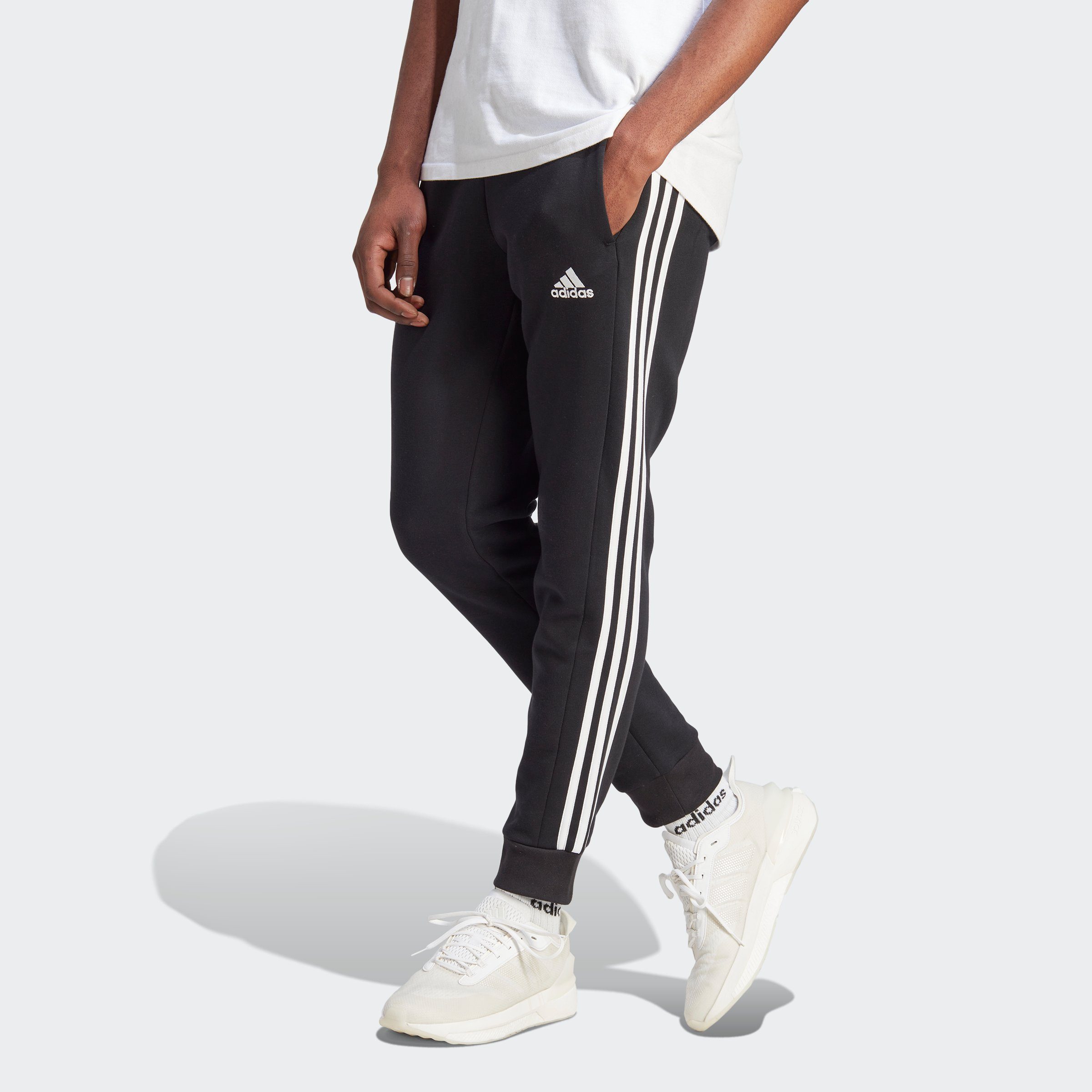 adidas Sportswear Sporthose ESSENTIALS 3STREIFEN TAPERED CUFF HOSE (1-tlg),  Eine weiche Hose mit recycelten und erneuerbaren Materialien.