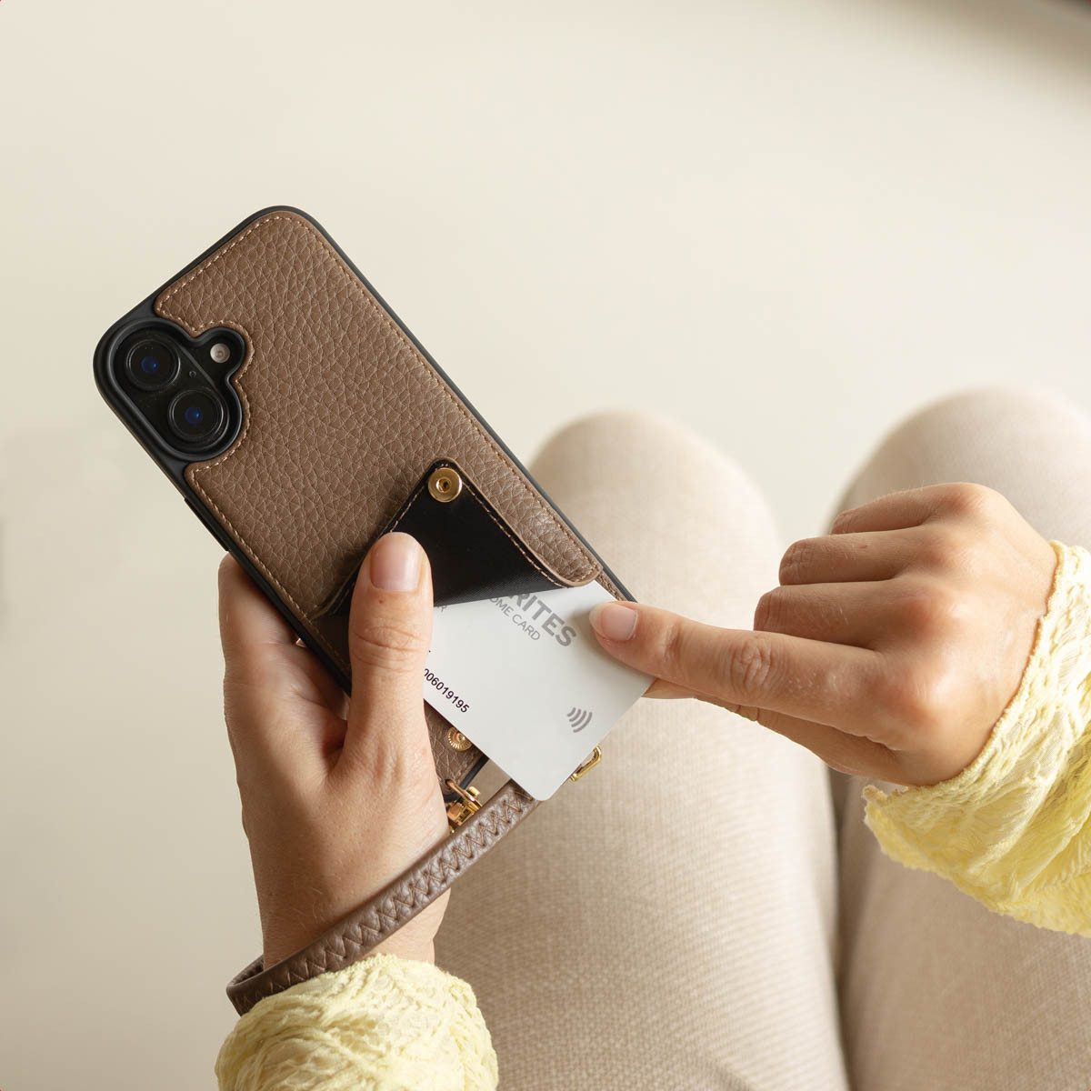 Selencia Case zum Umhängen Selencia Nova HandyHülle mit Kordel und Kartenhalter Apple iPhone 14