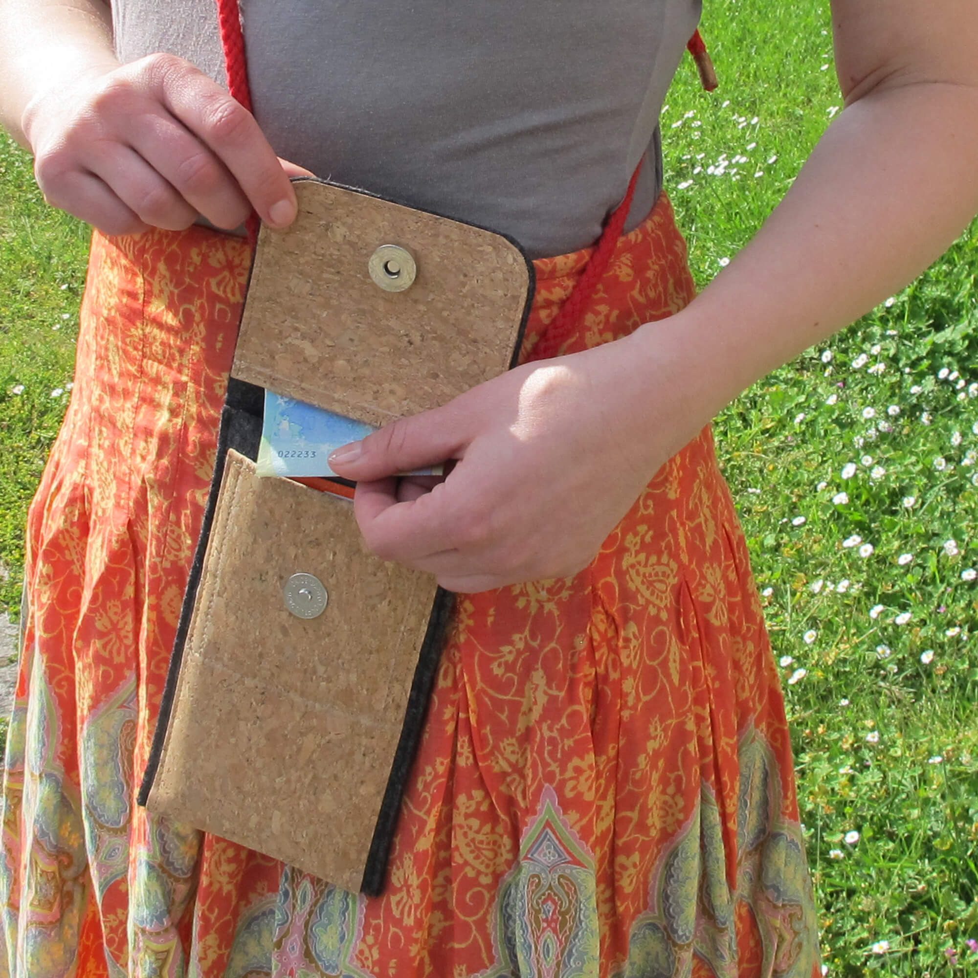 Smukbird Handytasche Umhängetasche KEDJA für iPhone 15 Pro Max, aus Filz, anthrazit