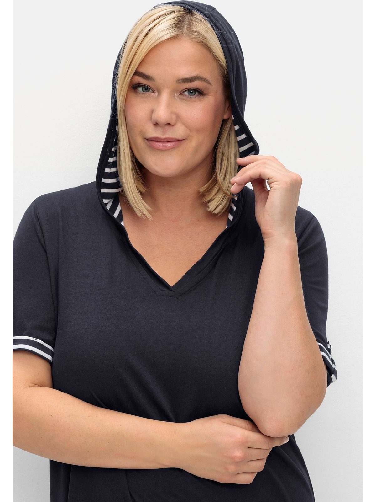 Sheego Shirtkleid Große Größen mit Kontrastdetails und längerem Rücken