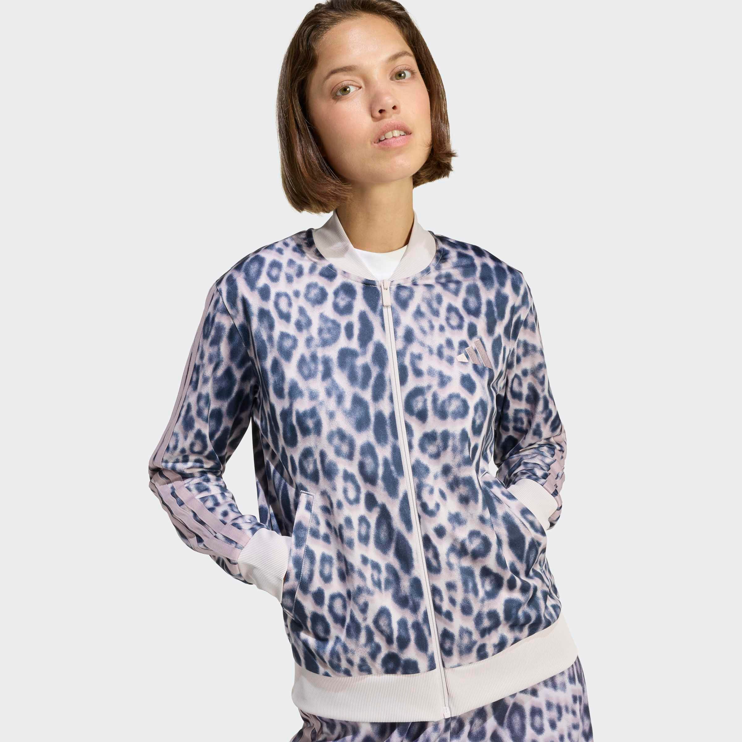 adidas Sportswear Trainingsanzug ESSENTIALS 3-STREIFEN ANIMAL AOP (2-tlg), mit durchgehendem Reißverschluss, mit Stehkragen, mit Allover-Print