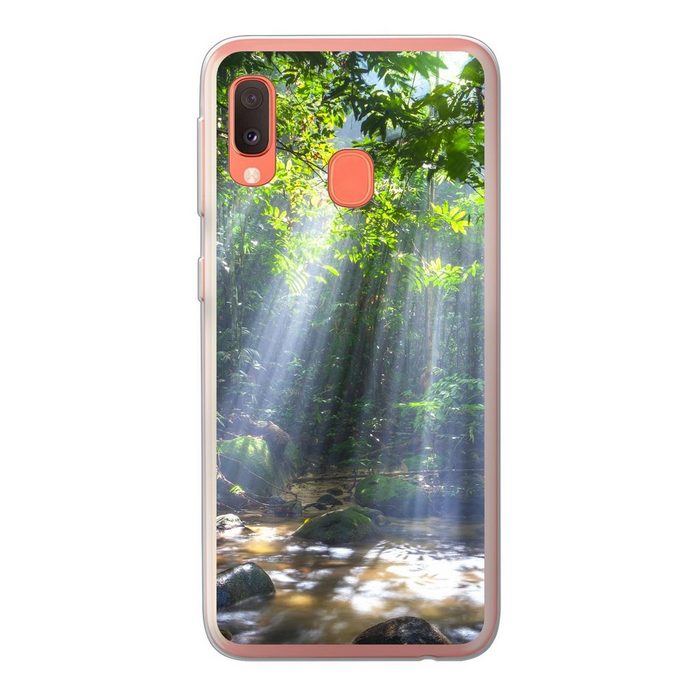 MuchoWow Handyhülle Sonnenstrahlen dringen durch die Bäume in den Regenwald von Malaysia Handyhülle Samsung Galaxy A20e Smartphone-Bumper Print Handy