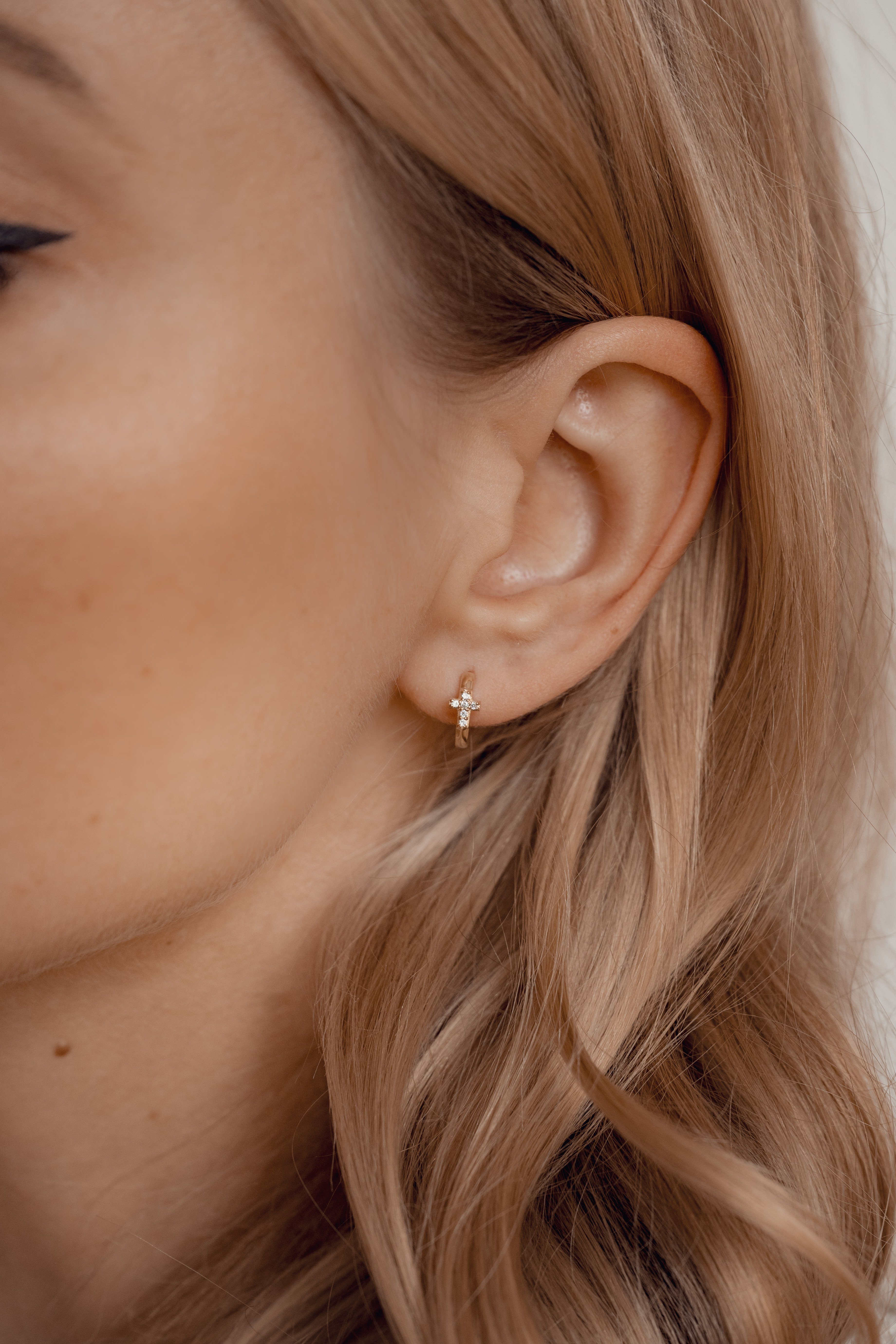 Dear Me Klappcreolen Gold 585 Damen Kreuz, Ø9mm Paar Ohrringe Gold, 14 Karat Gelbgold Creolen Kristall klein, Echtgold Schmuck