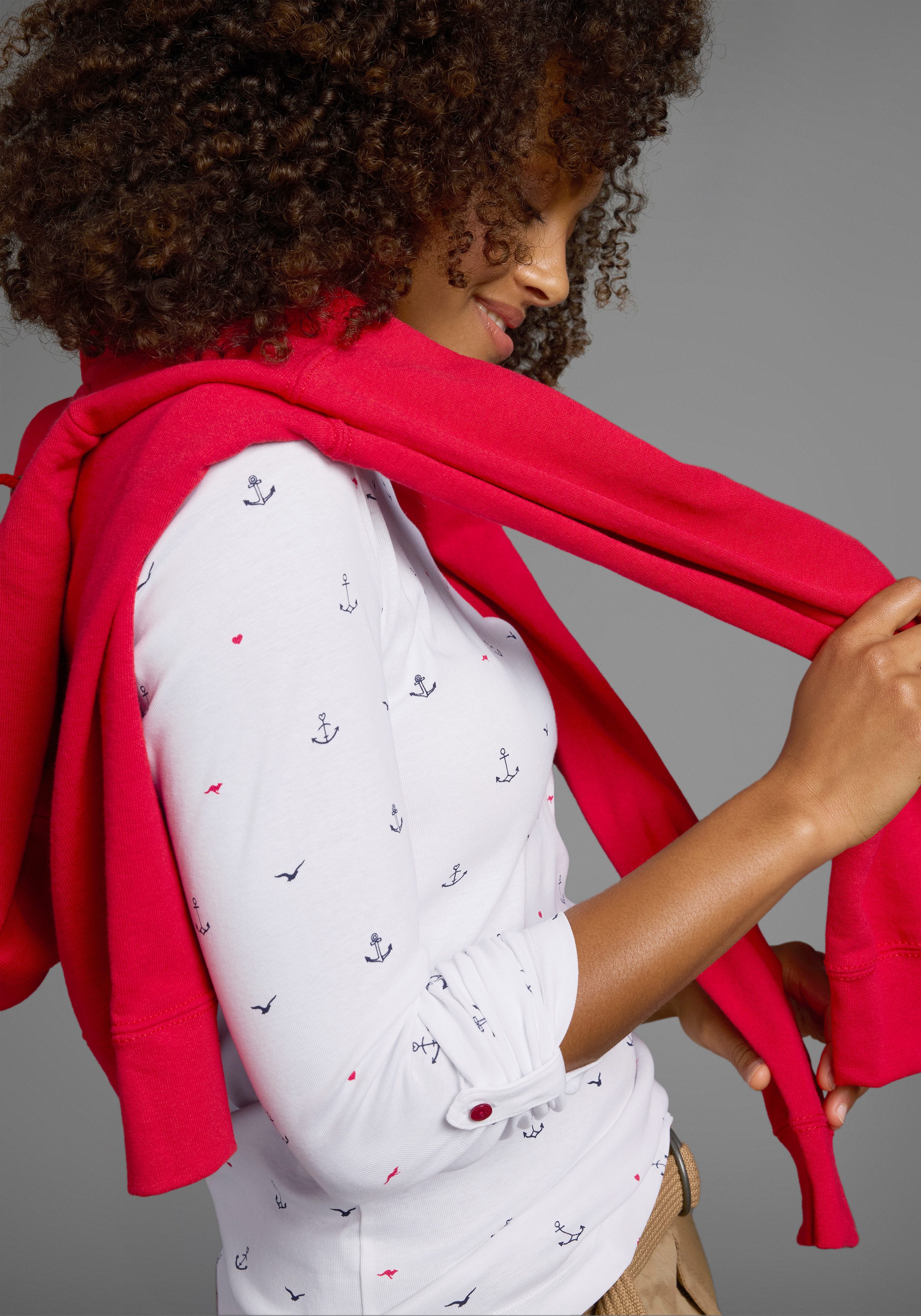KangaROOS Langarmshirt krempelbare Ärmel, sehr figurbetont, aus elastischer Rippware