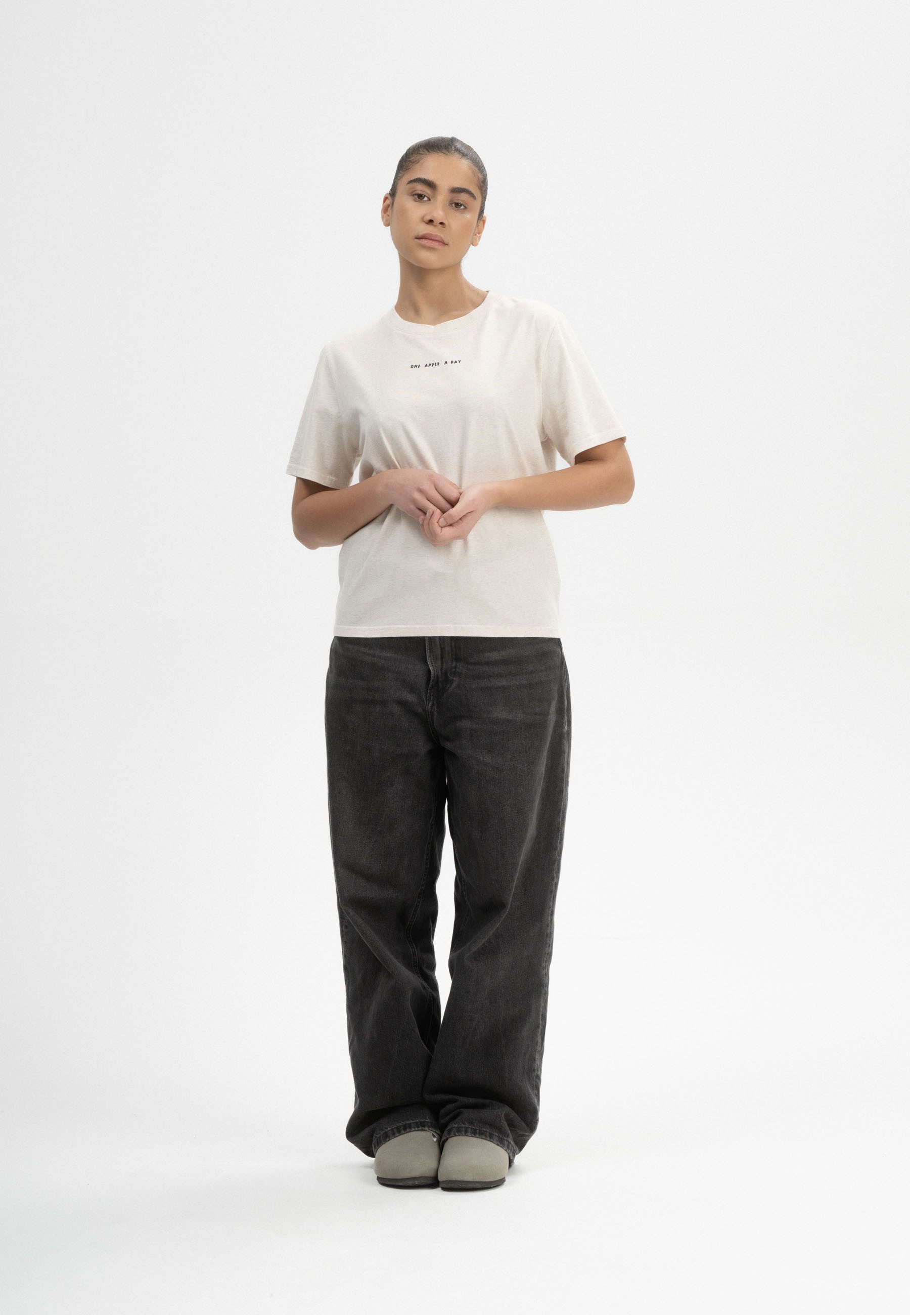 MELA Kurzarmshirt T-Shirt Style Artist Edition Josha Fein gerippter Kragen