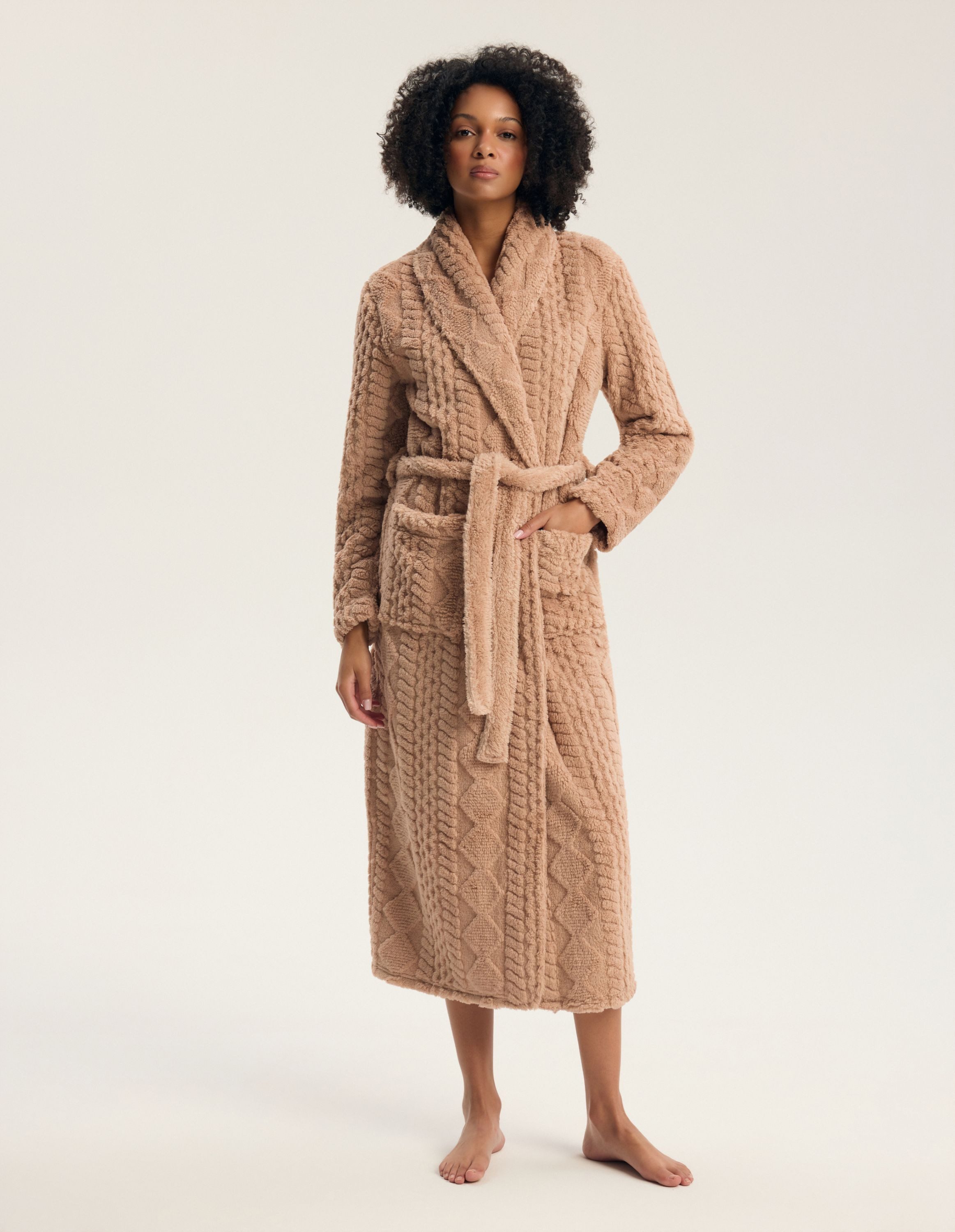 Henderson Morgenmantel Morgenmantel Gina, mit Schalkragen und geometrischem Muster, Langform, Polyester, Schalkragen, Gürtel