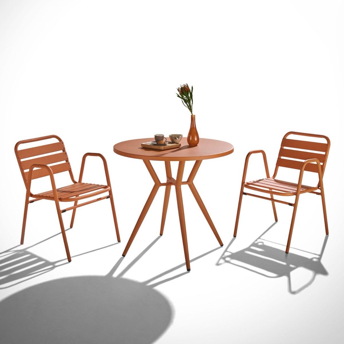 Liadomo Garten-Essgruppe Lesina, (Gartenmöbel-Set, 3-tlg., runder Bistrotisch Ø 80 cm mit 2 Stapelstühlen), Aluminium orange