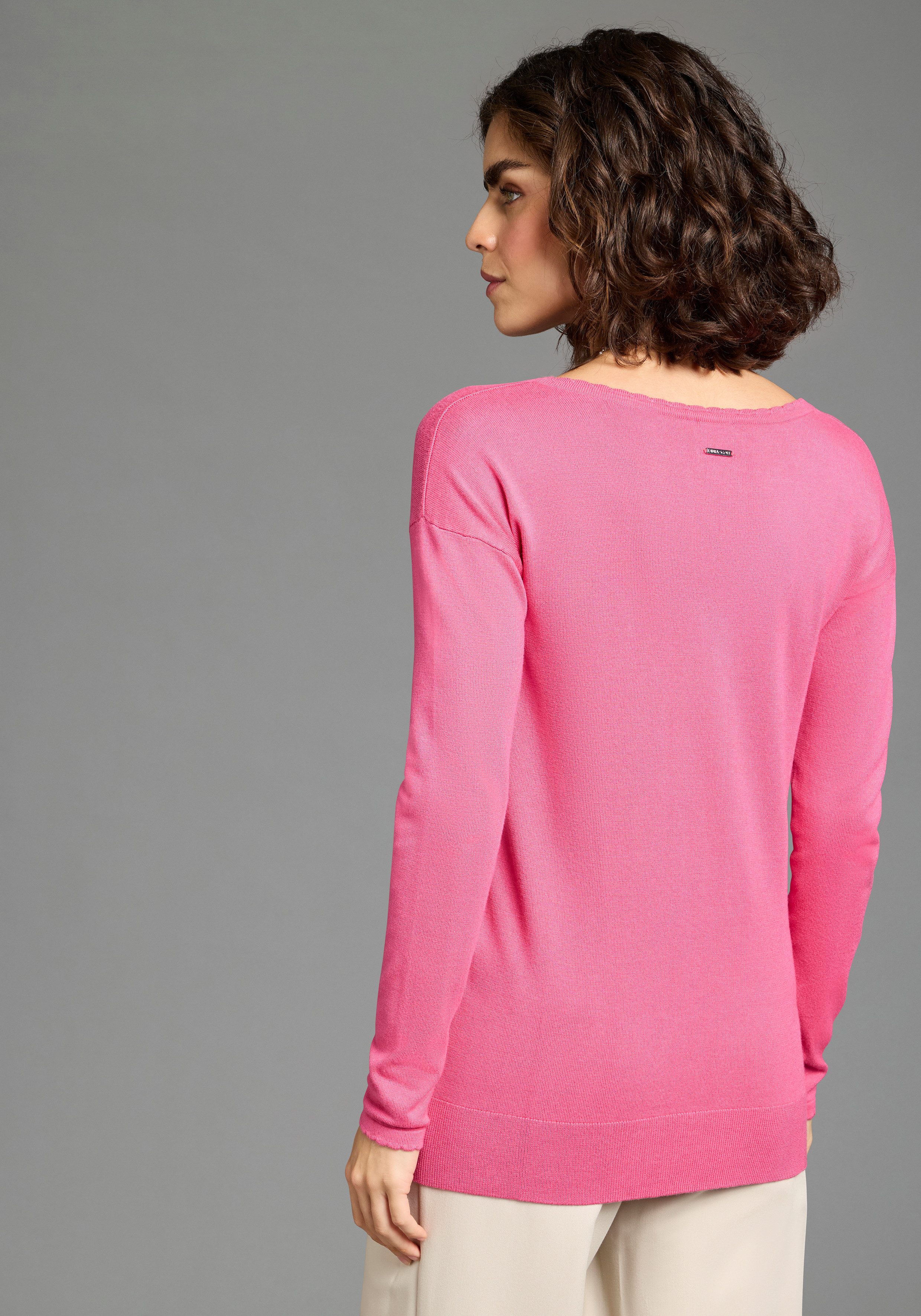 Laura Scott V-Ausschnitt-Pullover mit femininer Wellenkante. € 29,99, (€ 29,99 pro 1 Stk).