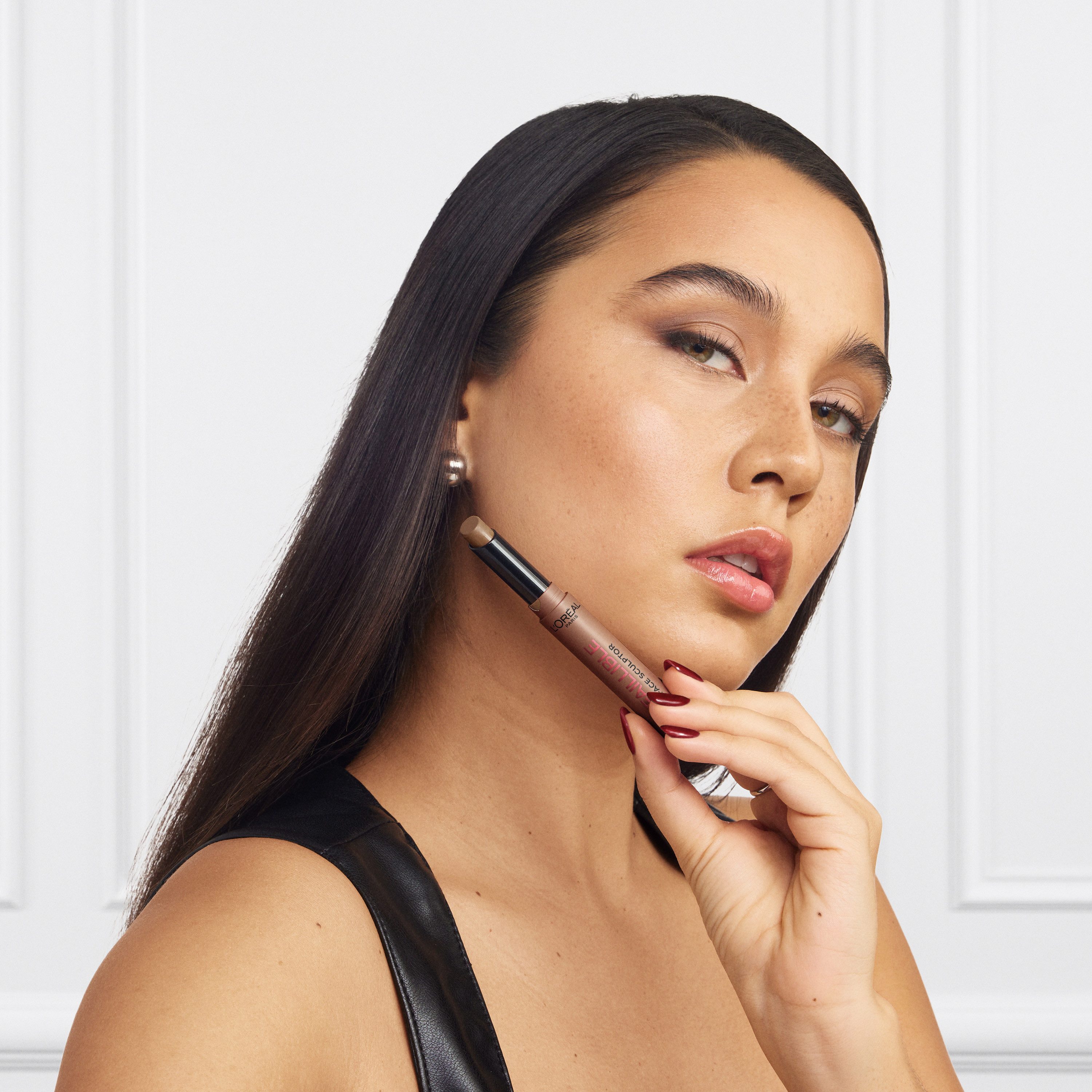 L'ORÉAL PARIS Contouring-Stick INFAILLIBLE 24H FACE SCULPTOR CONTOURING STICK, sorgt auch unterwegs für besonders schnelle Touch-ups