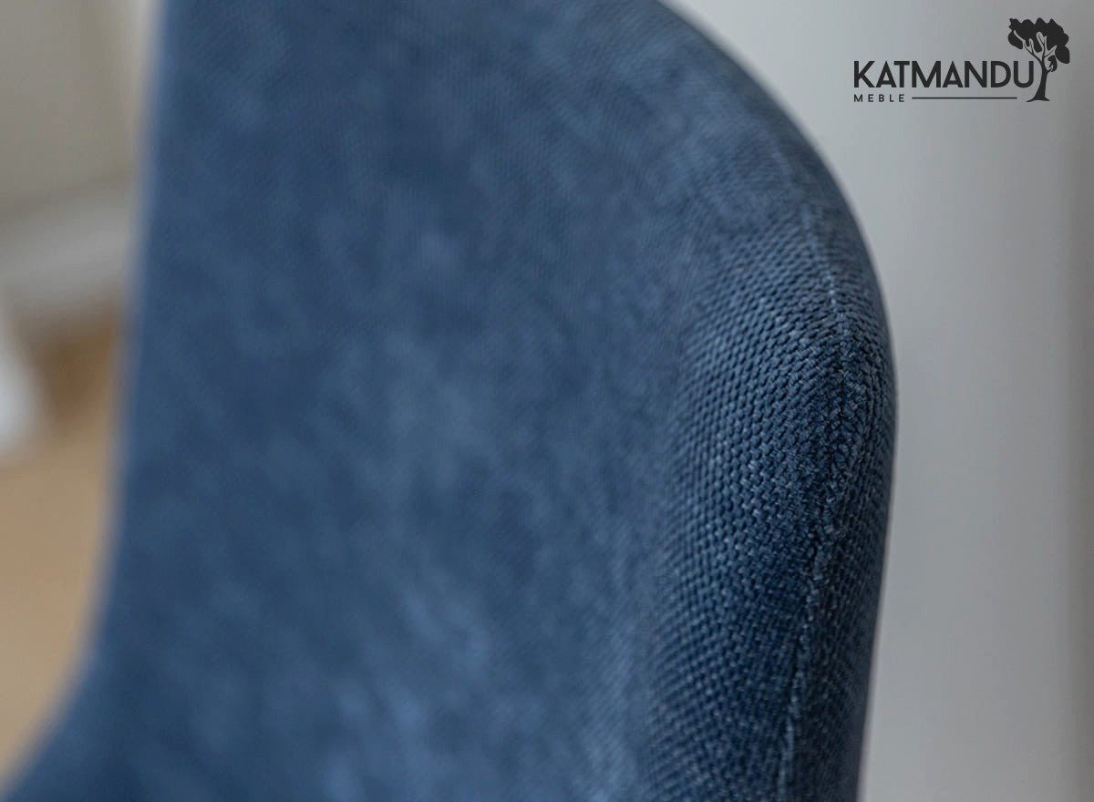 Katmandu Esszimmerstuhl Carini mit Rebel Bezug Blau und Holzbeinen, Die Beine aus Buchenholz sind mehrfach lackiert