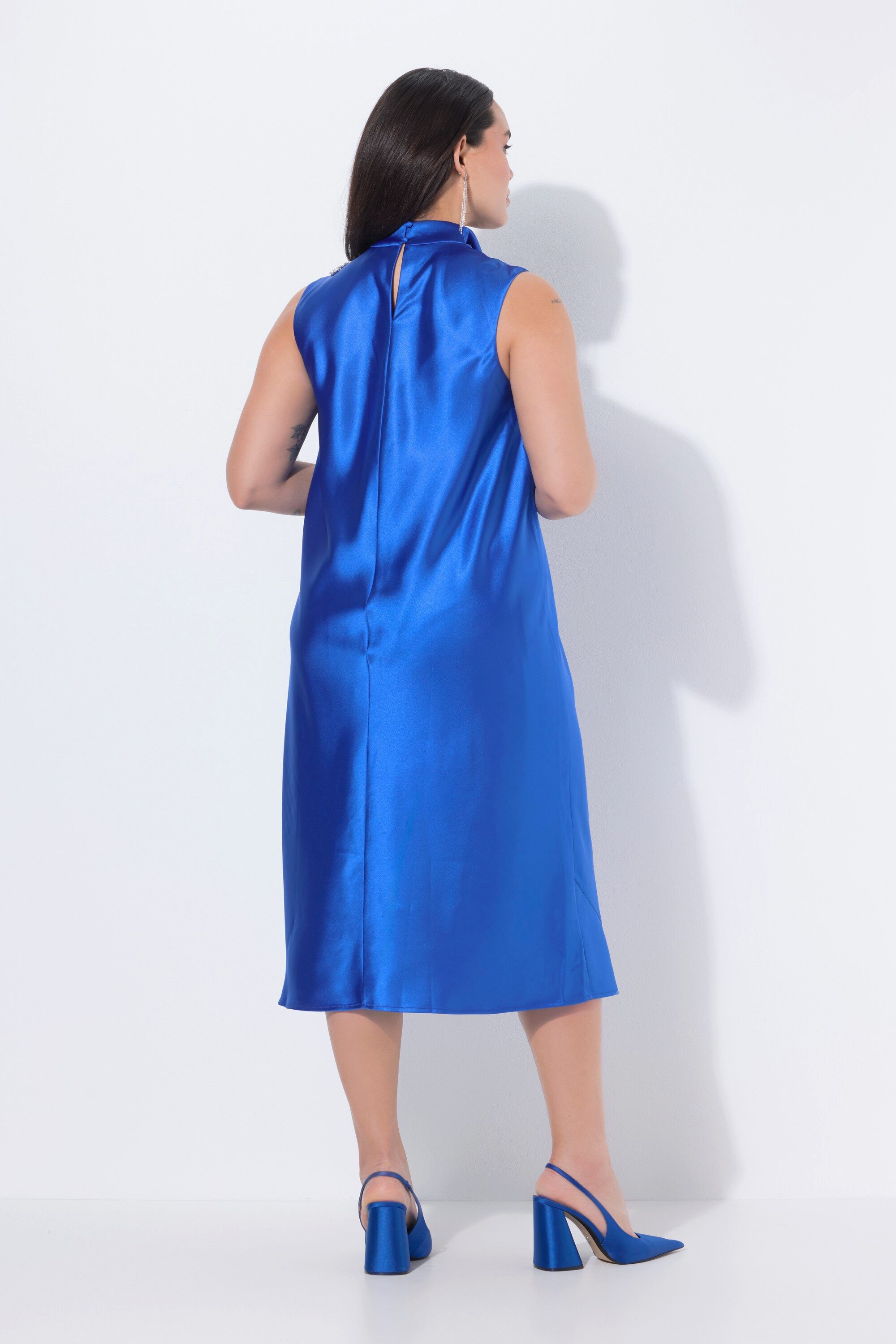 Ulla Popken Cocktailkleid Satin-Midikleid Ziersteine Stehkragen ärmellos