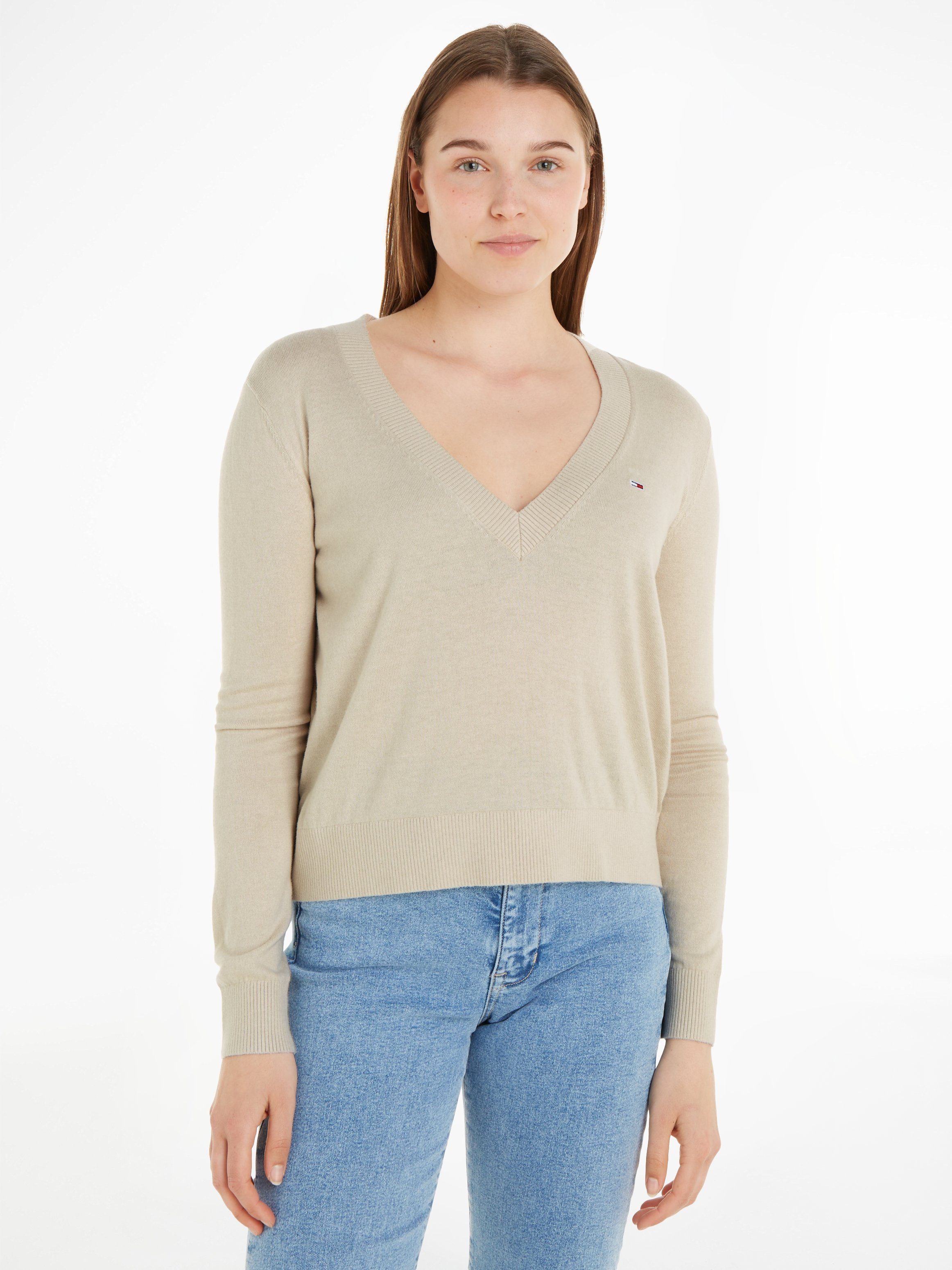 Tommy Jeans V-Ausschnitt-Pullover TJW ESSENTIAL VNECK SWEATER EXT mit Logostickerei