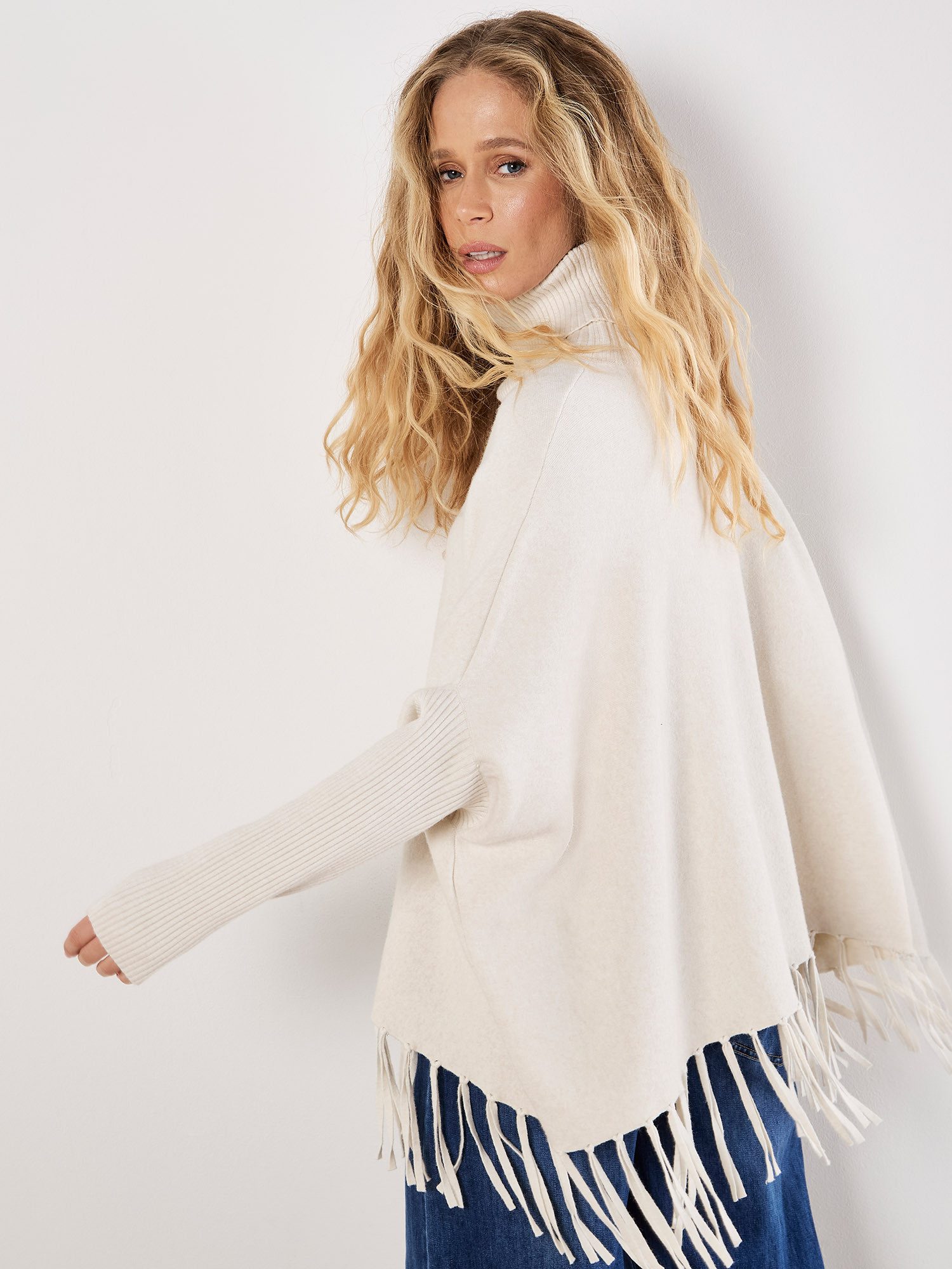 Apricot Rollkragenpullover Pullover-Poncho mit Fransen