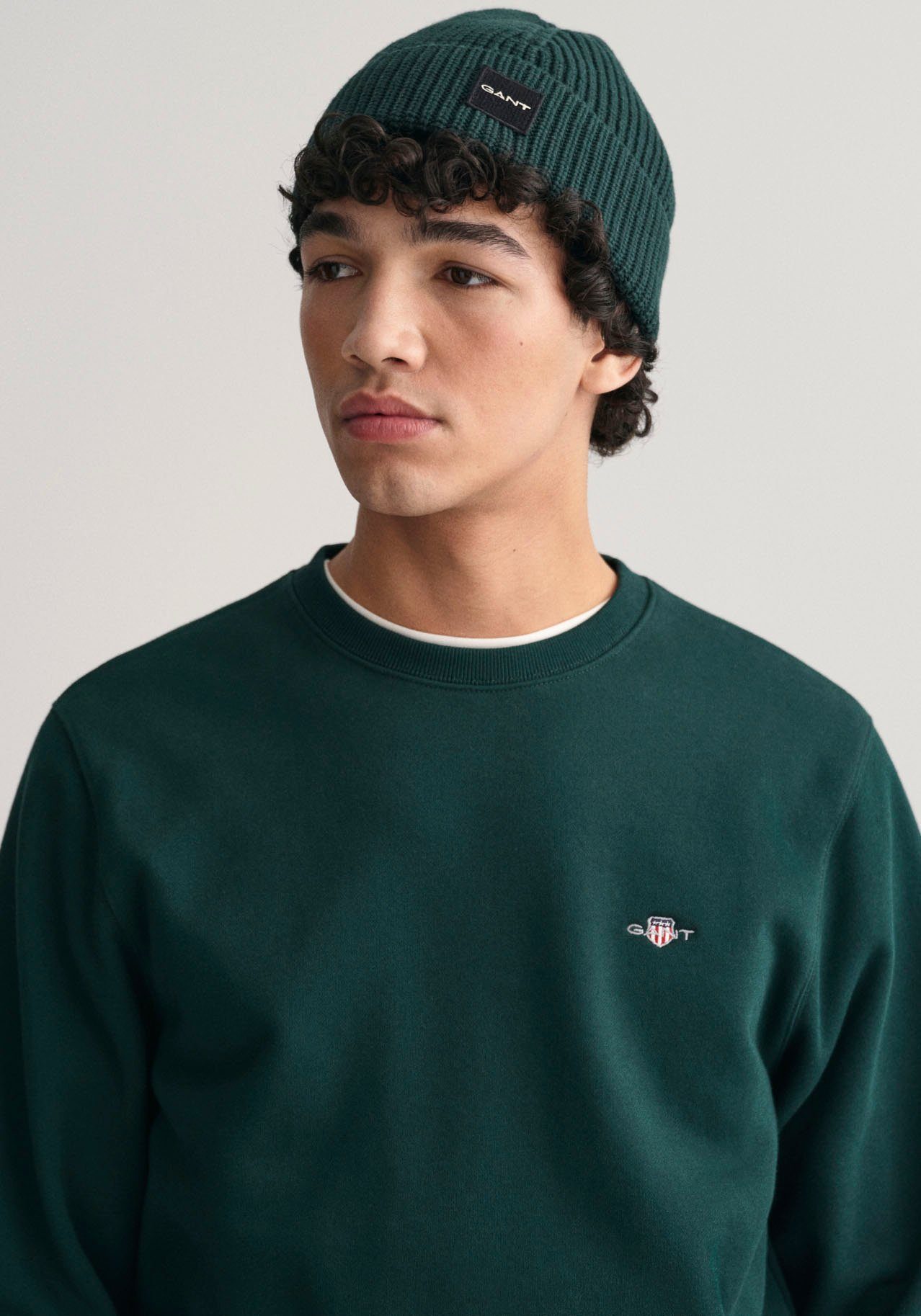 Gant auf Tartan SHIELD SWEAT der Brust mit C-NECK REG Sweatshirt Green Logostickerei
