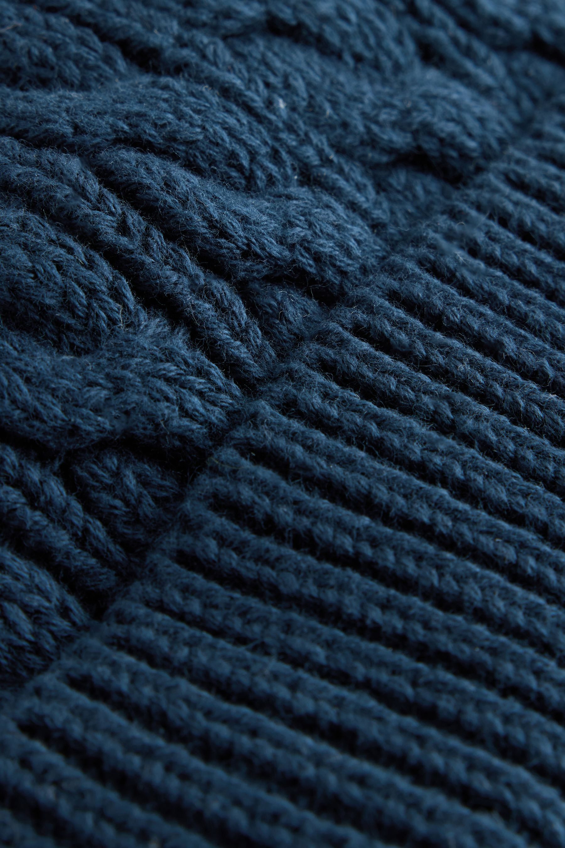 Next Strickmütze Gestrickte Baby Bommelmütze mit Zopfmuster (1-St) – Bild 3 von 5